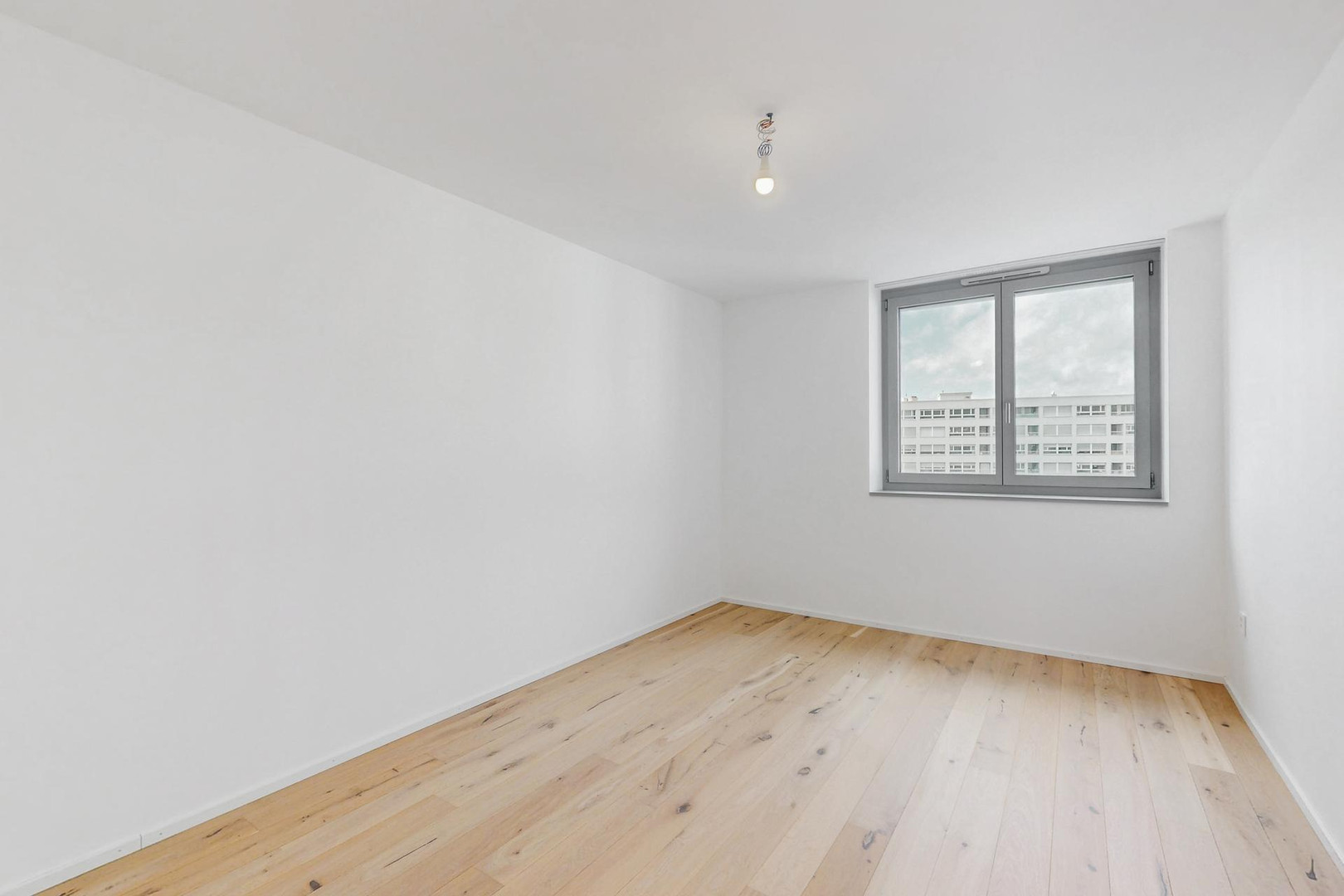 Leerer, frisch renovierter Wohnraum mit Fenster