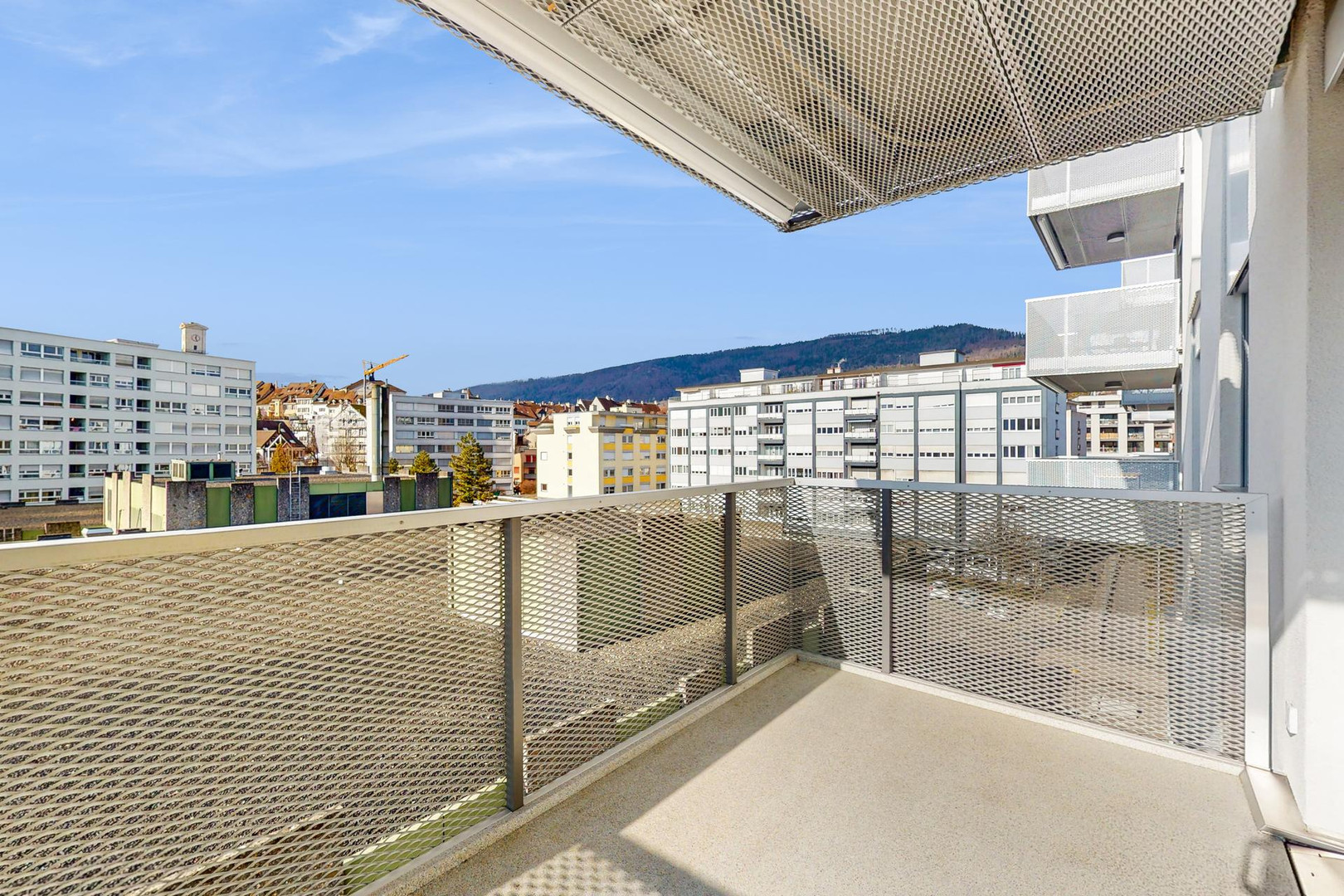 Heller Balkon mit Stadtblick