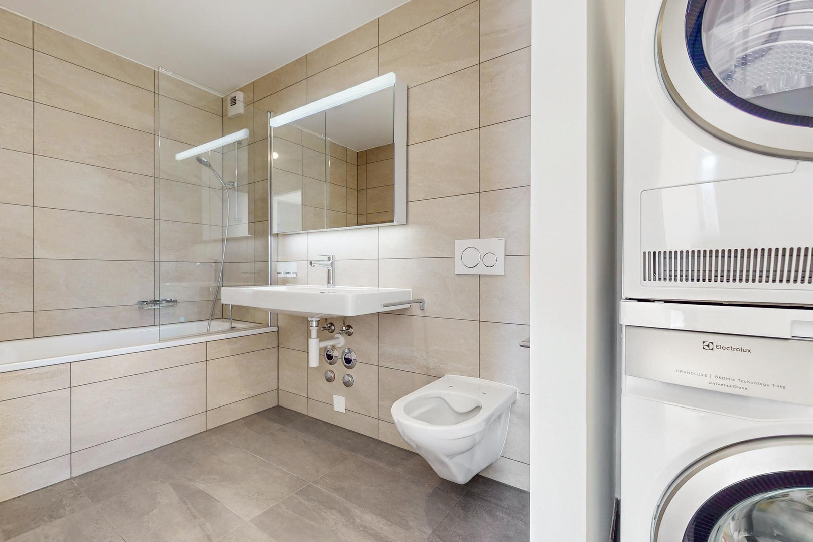 Modernes Badezimmer mit Waschmaschine und Trockner