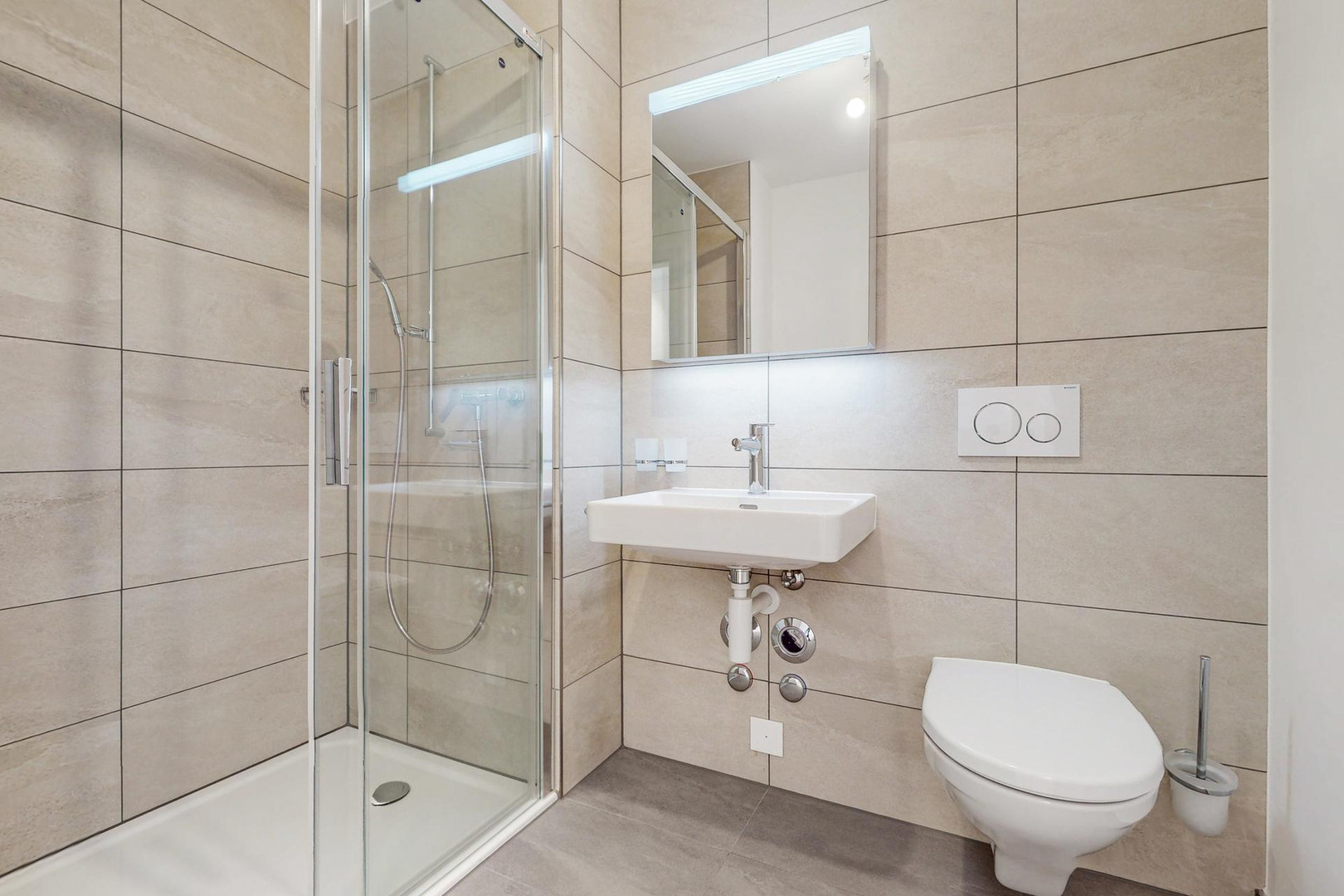Modernes Badezimmer mit Dusche und WC