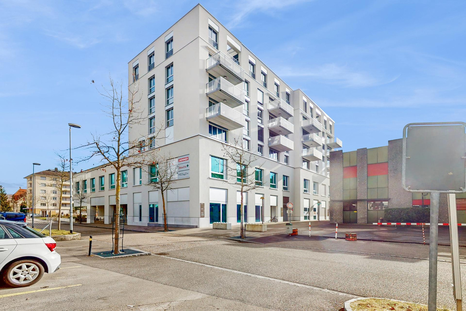 Modernes Mehrfamilienhaus im Straßenraum