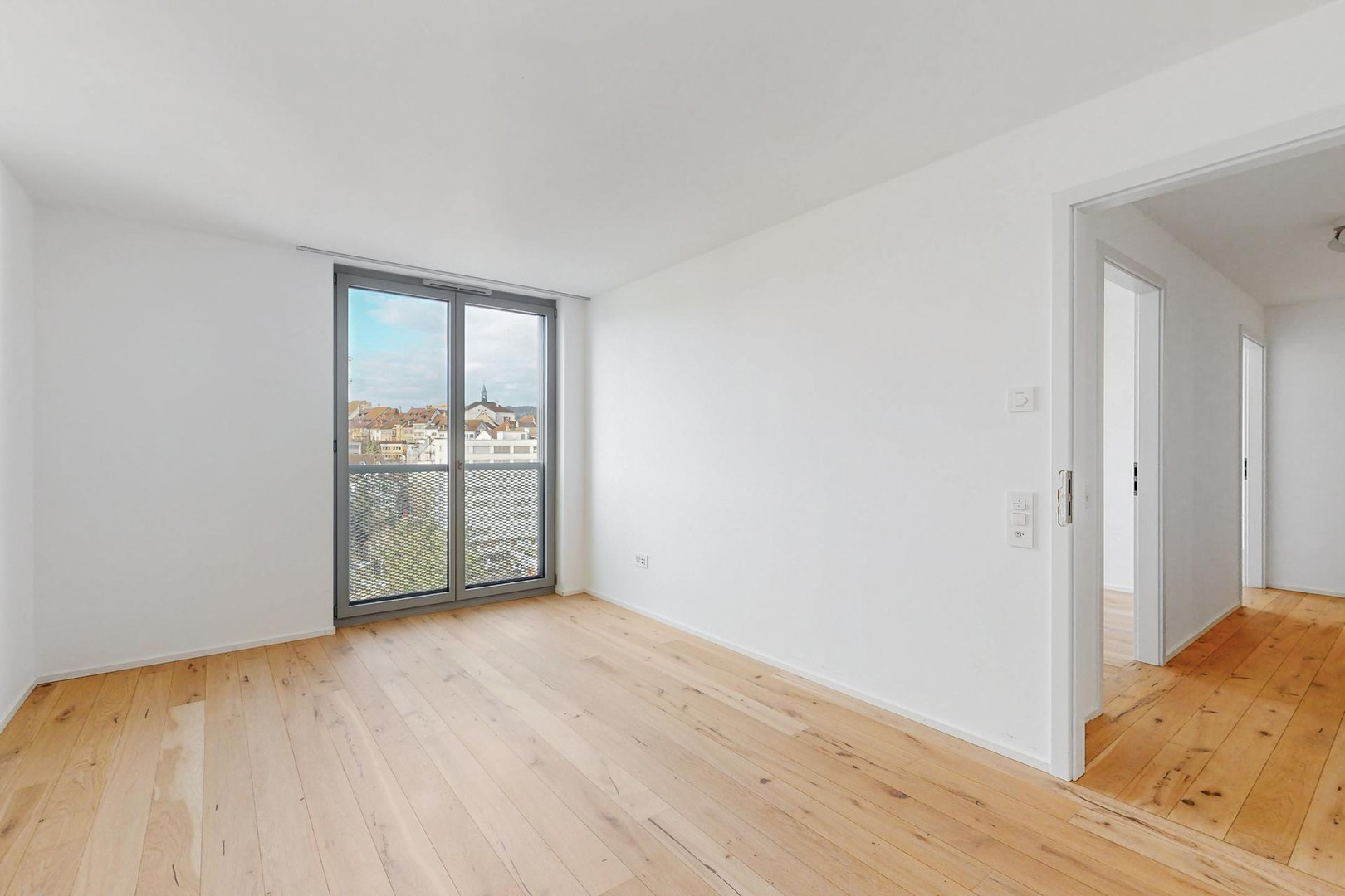 Helles leeres Zimmer mit Balkonblick