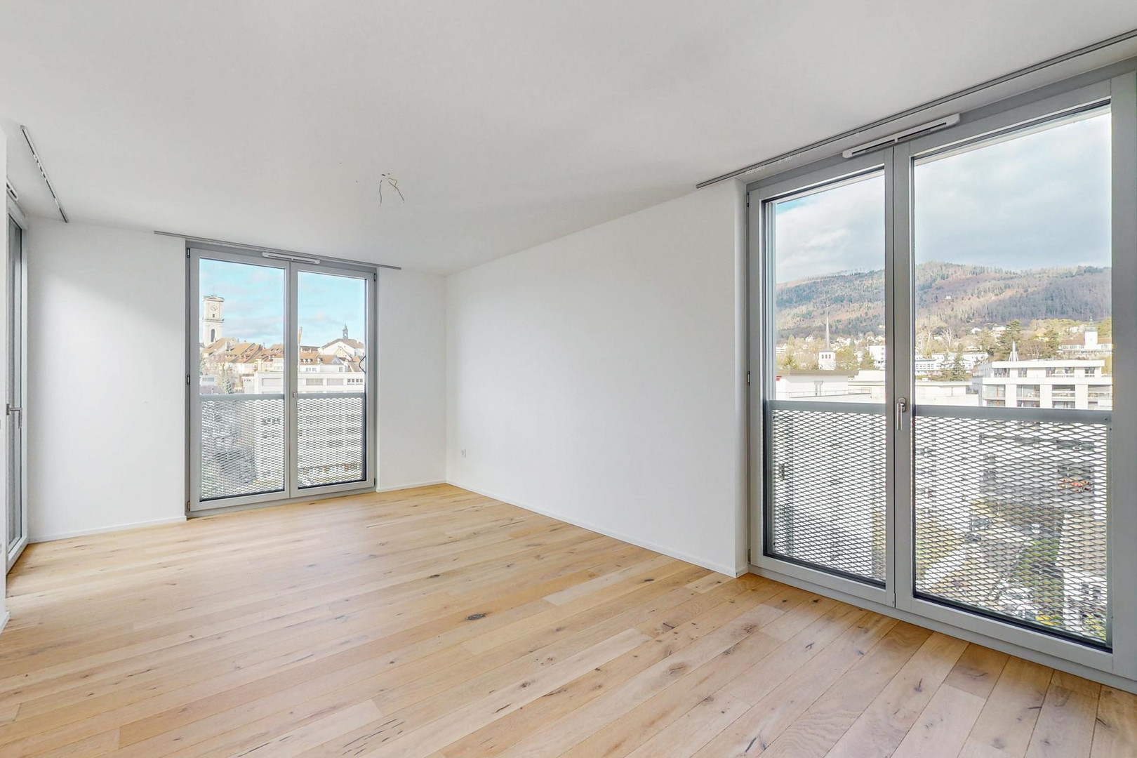 Helles leeres Zimmer mit Balkonblick