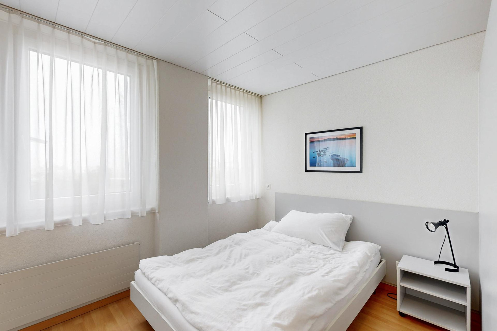 Helles Schlafzimmer mit Einzelbett