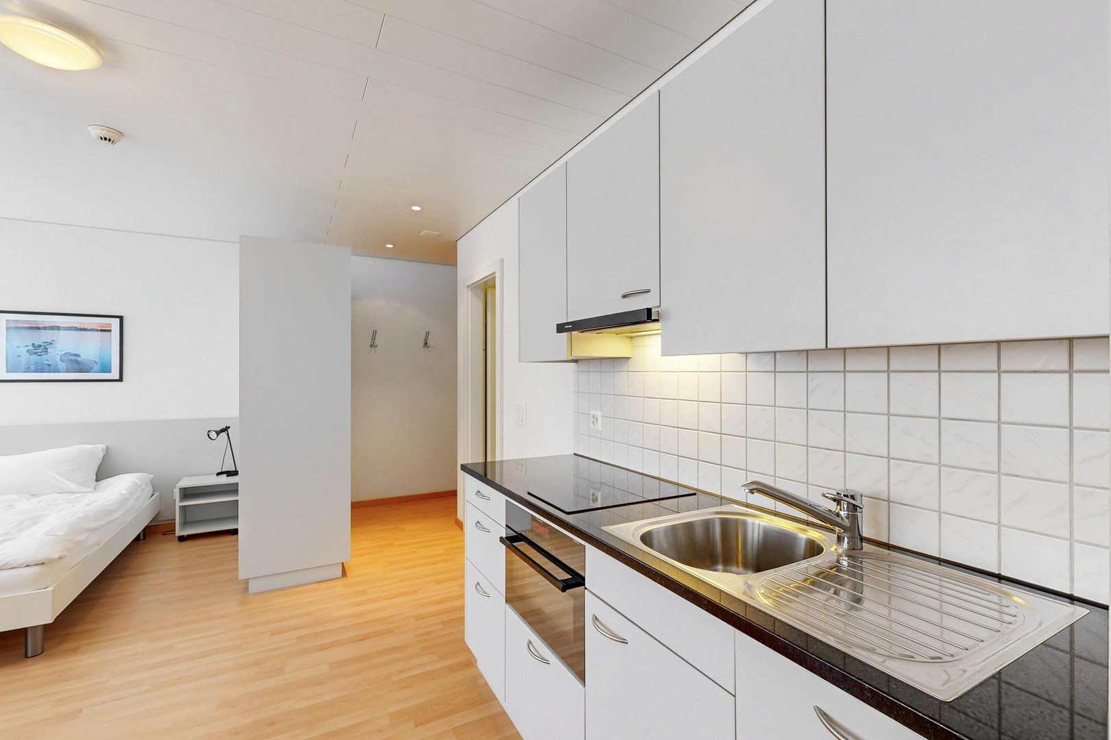 Moderne Küchenzeile in einem kompakten Apartment