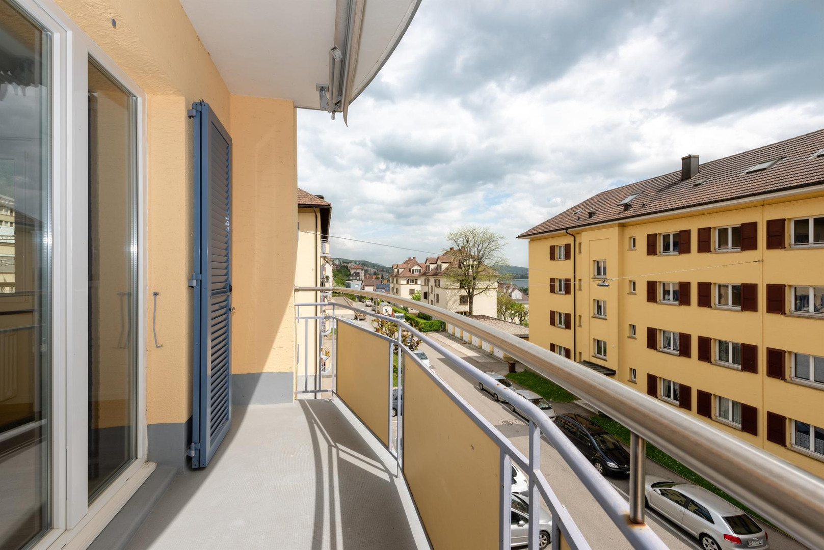 Balkon mit Ausblick auf Wohngebäude