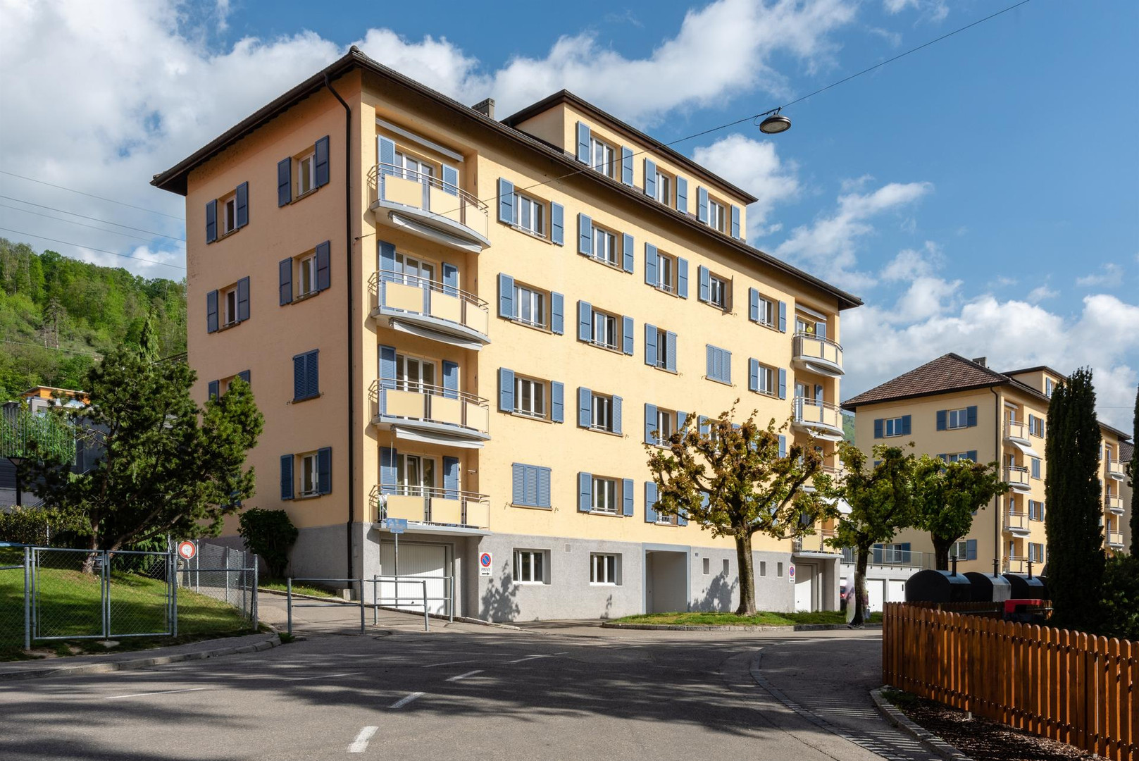 Mehrfamilienhaus mit Balkonen