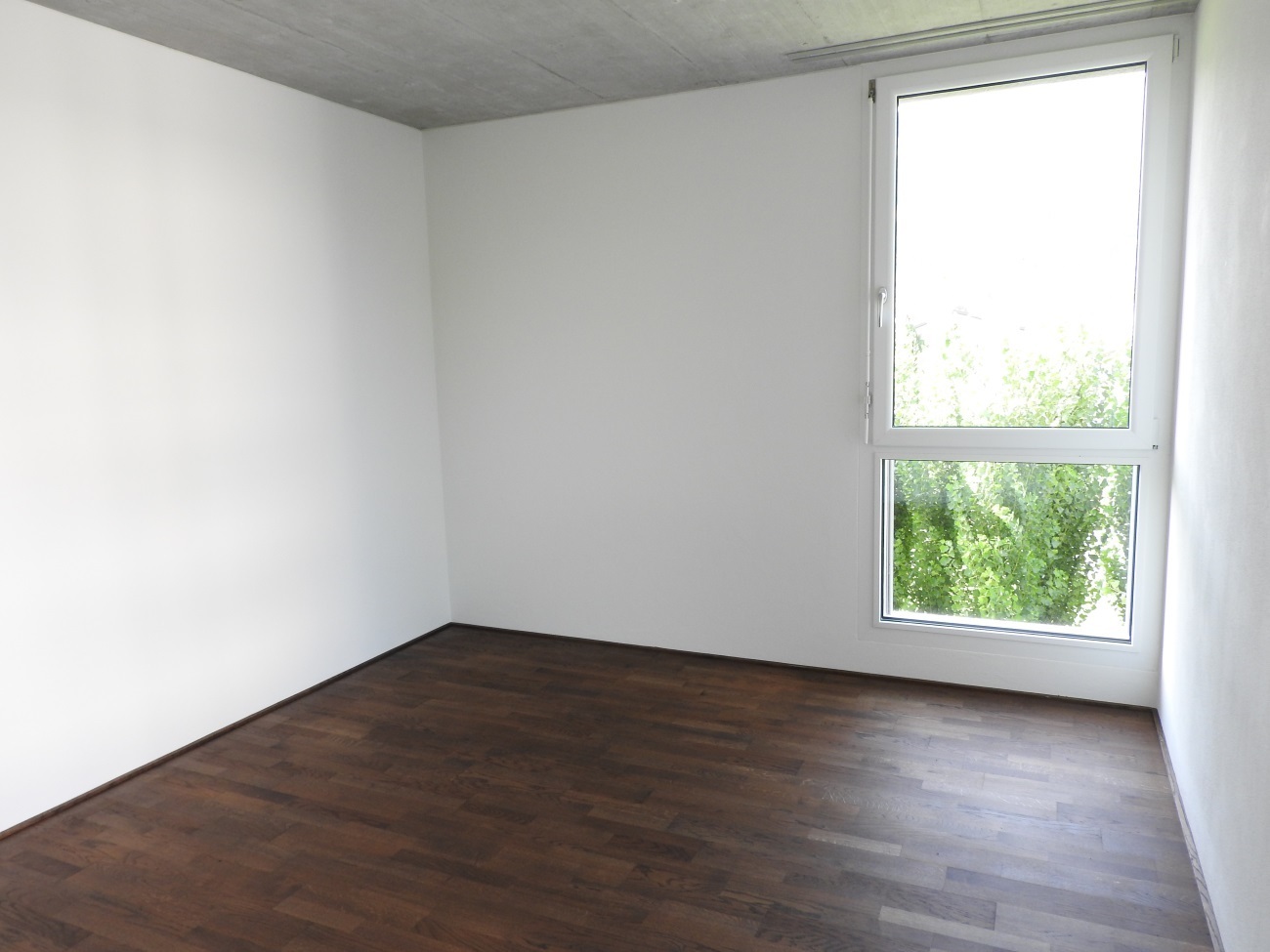 Leerer moderner Raum mit großem Fenster
