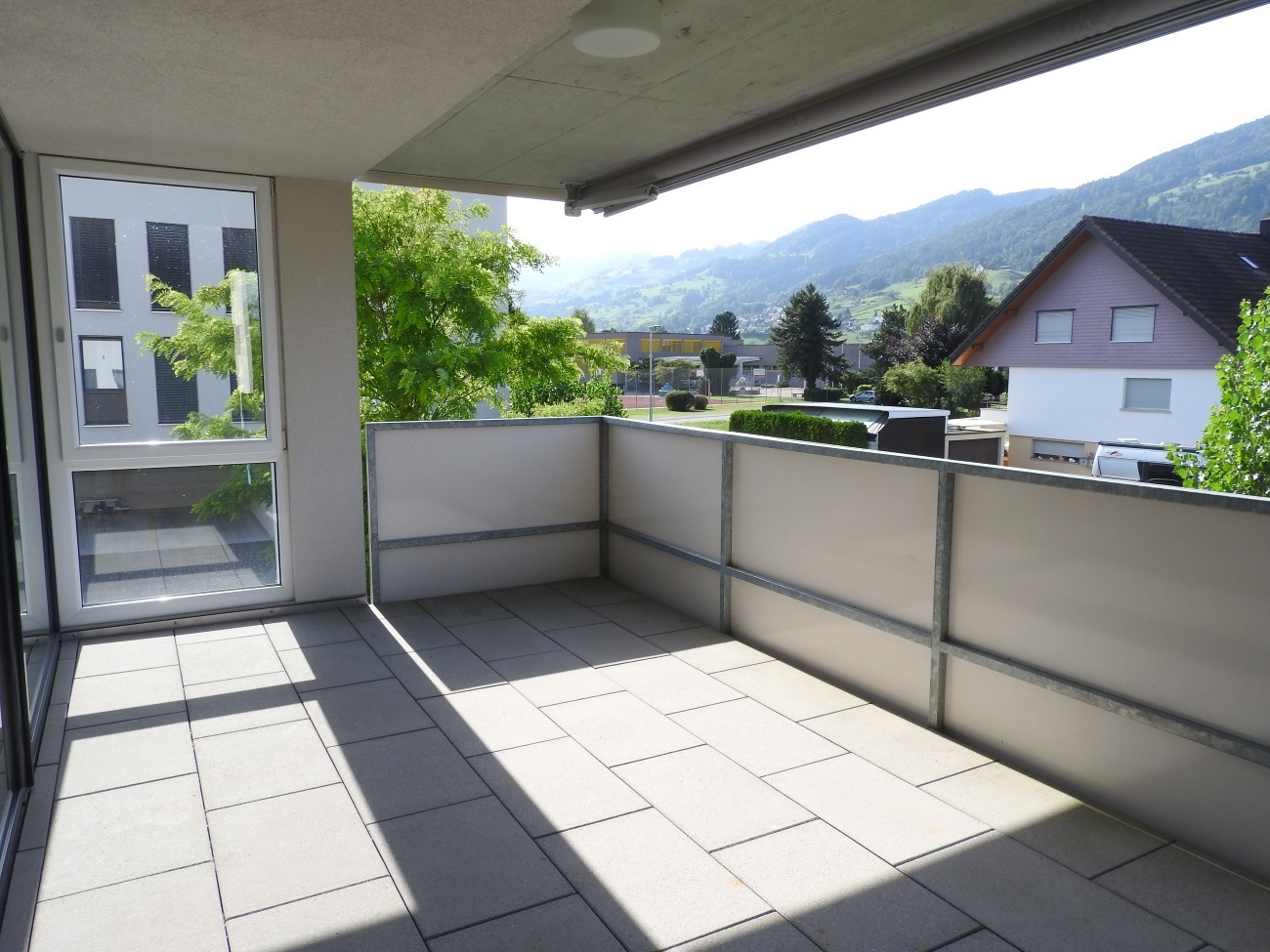 Überdachter Balkon mit Bergblick