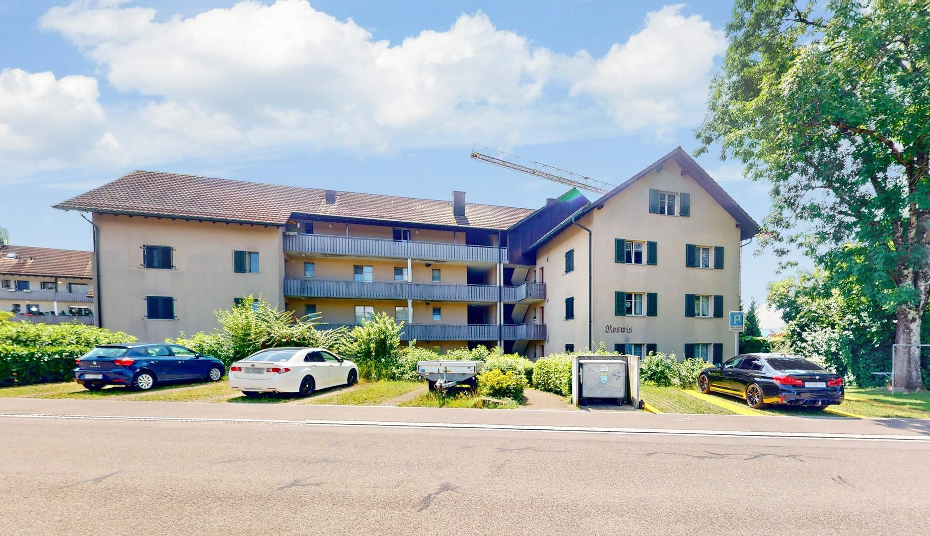 Wohnhaus mit Parkplatz an der Straße
