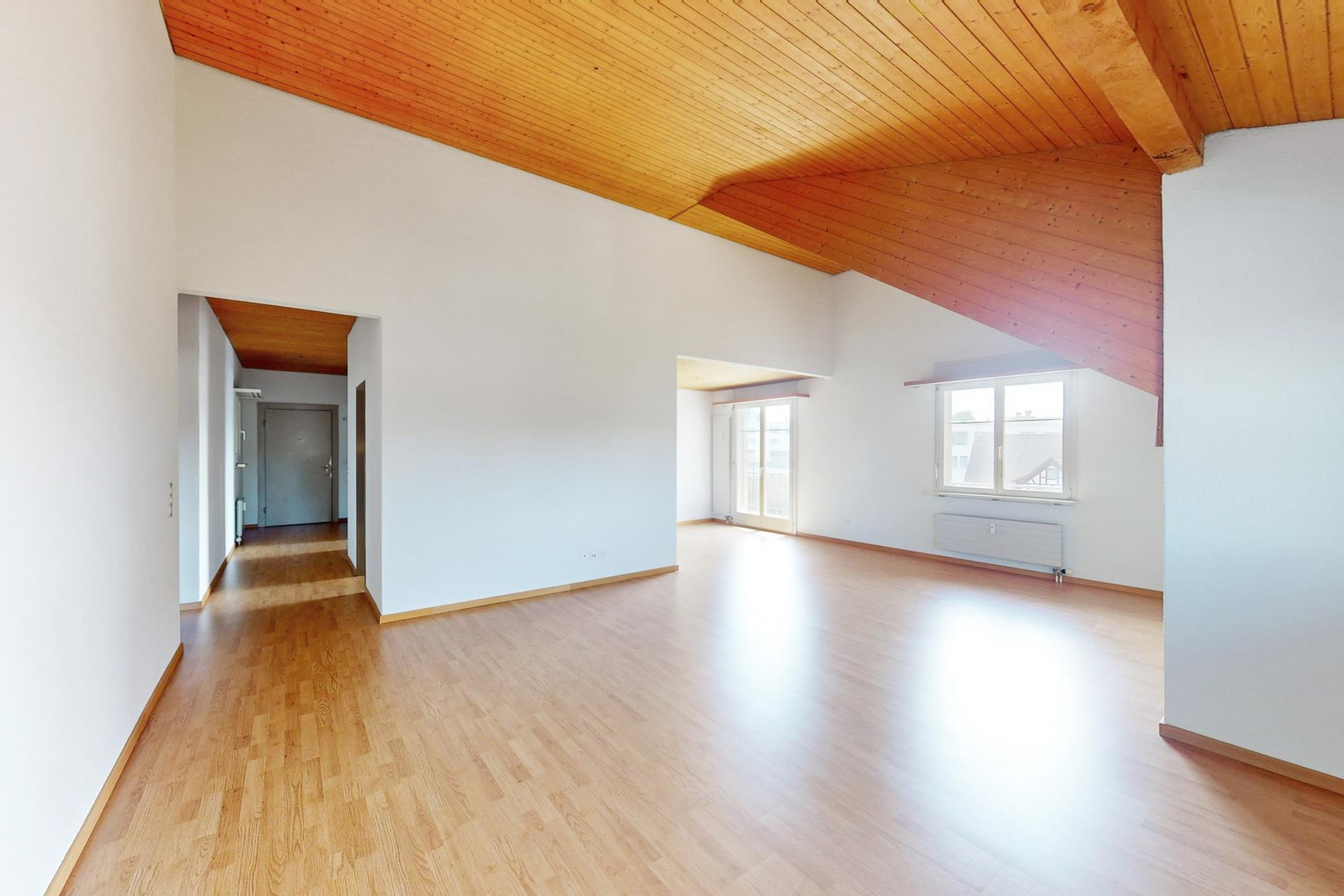 Heller Wohnraum mit Holzdecke