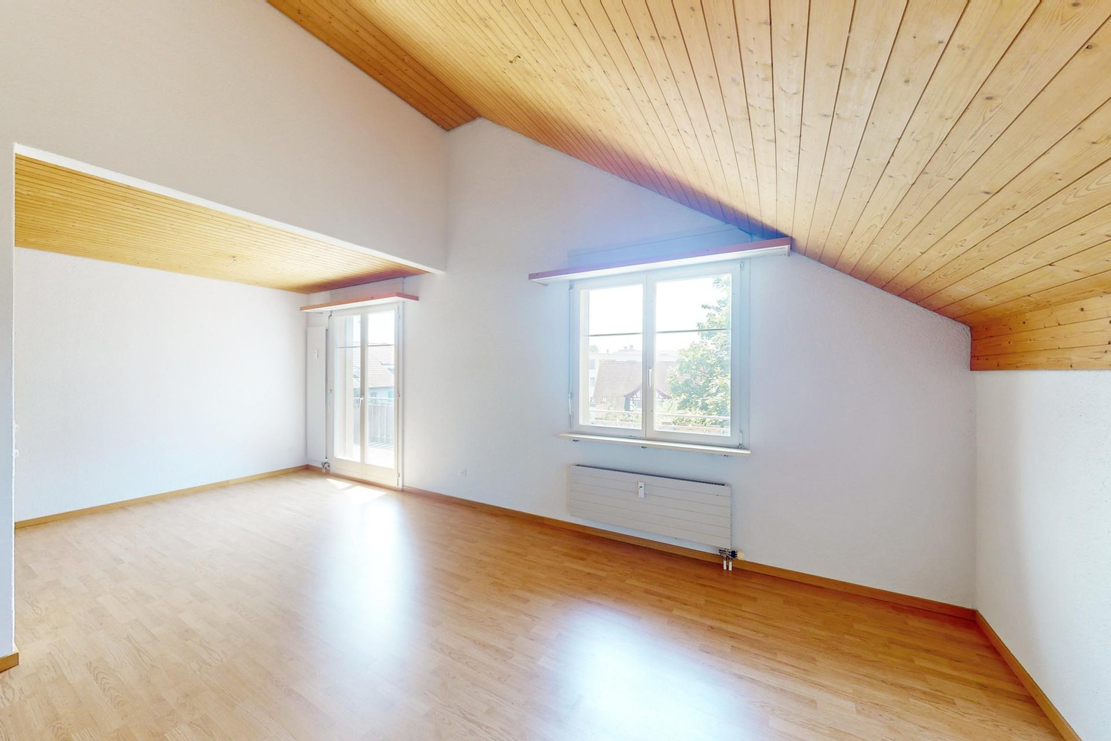Heller Dachraum mit Holzdecke