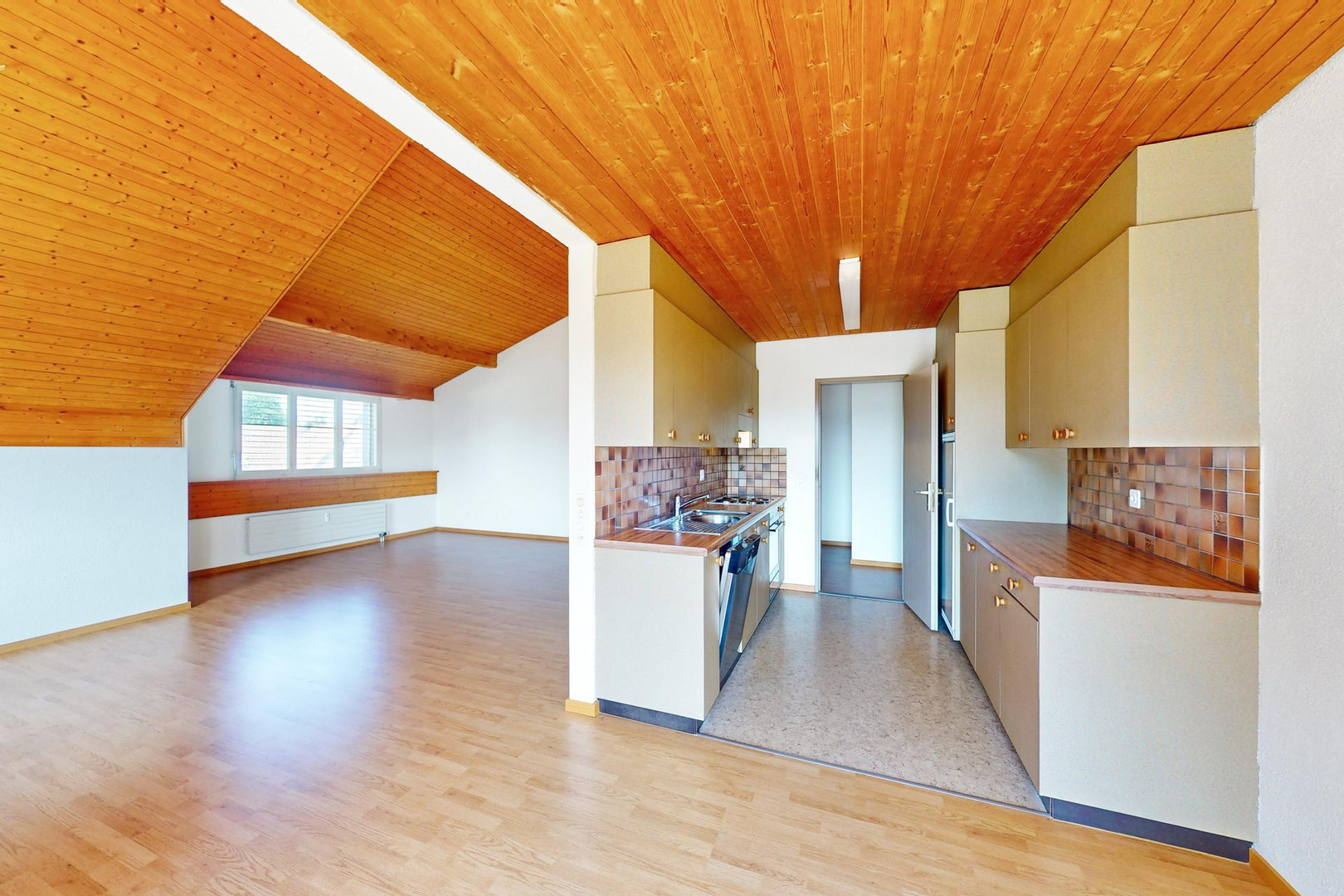 Offene Dachgeschosswohnung mit Küche und Wohnbereich