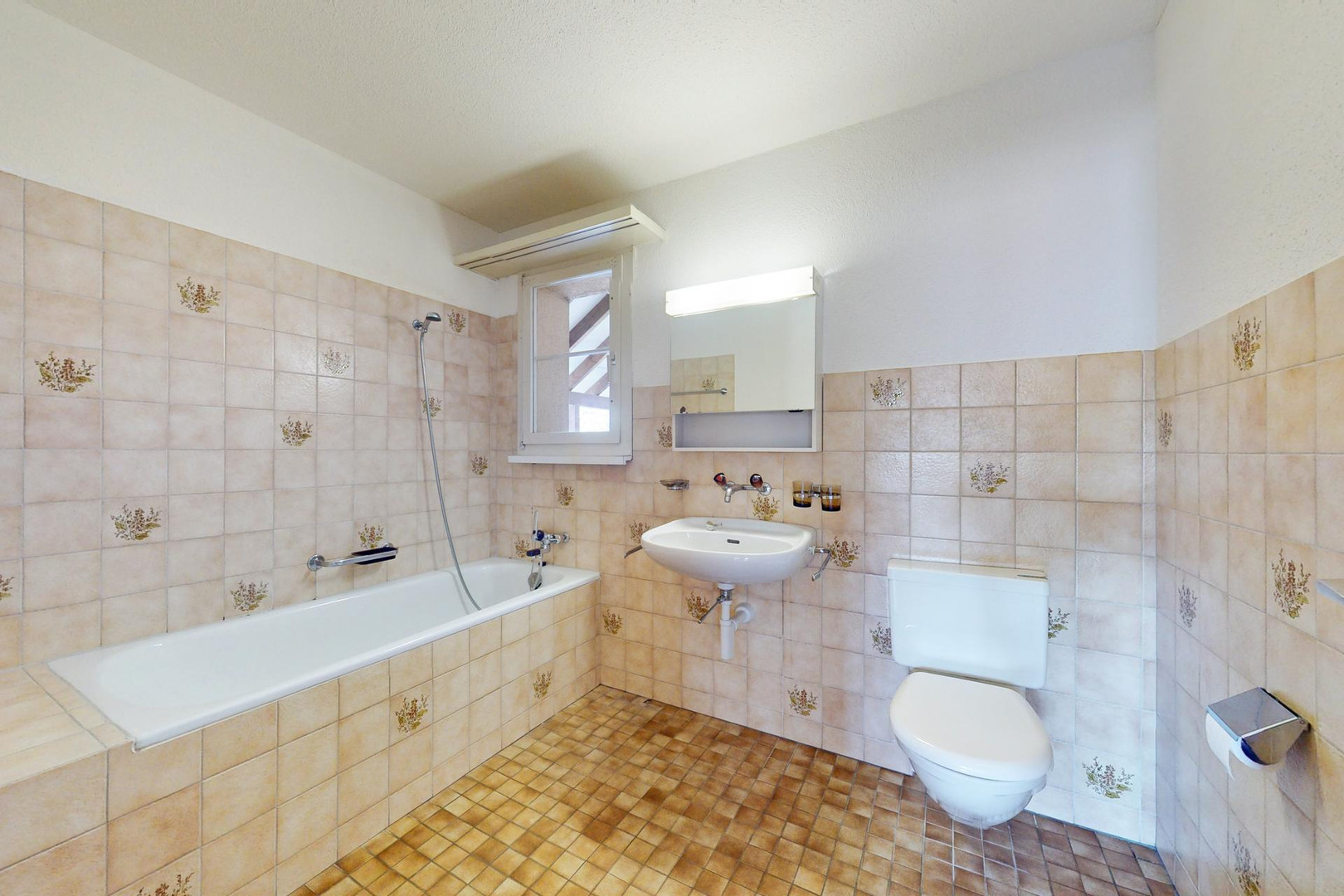 Badezimmer mit Wanne, Waschtisch und WC