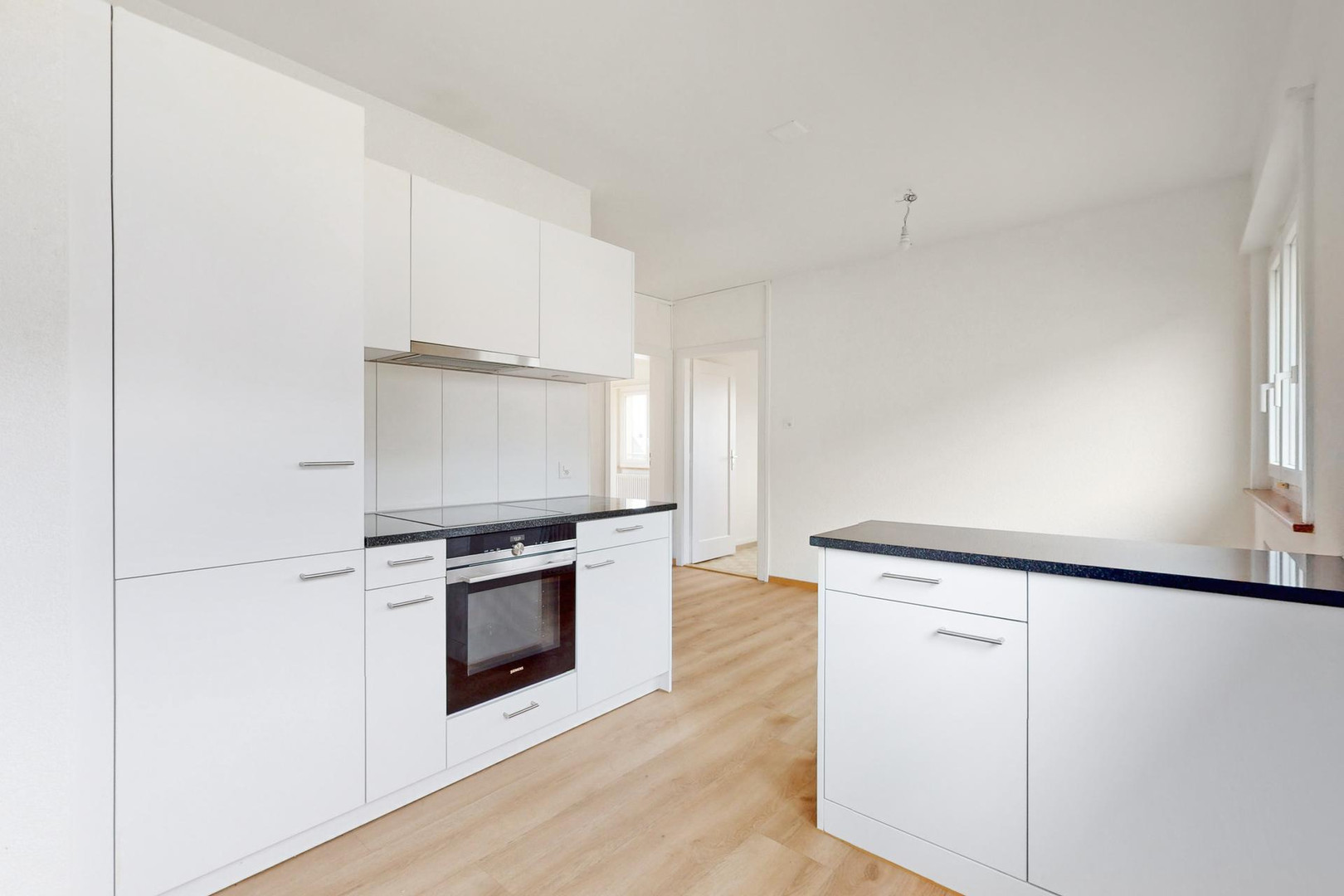 Helle, moderne Küche mit weißen Fronten