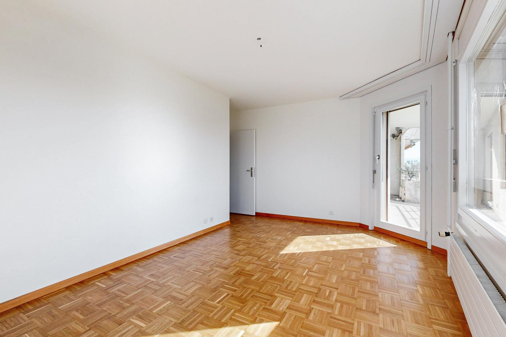 Heller leerer Raum mit Parkettboden