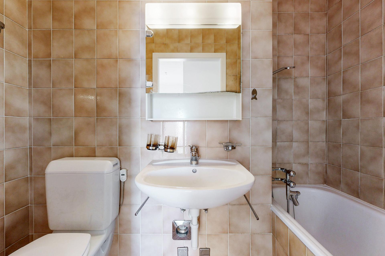 Badezimmer mit Badewanne und Waschbecken
