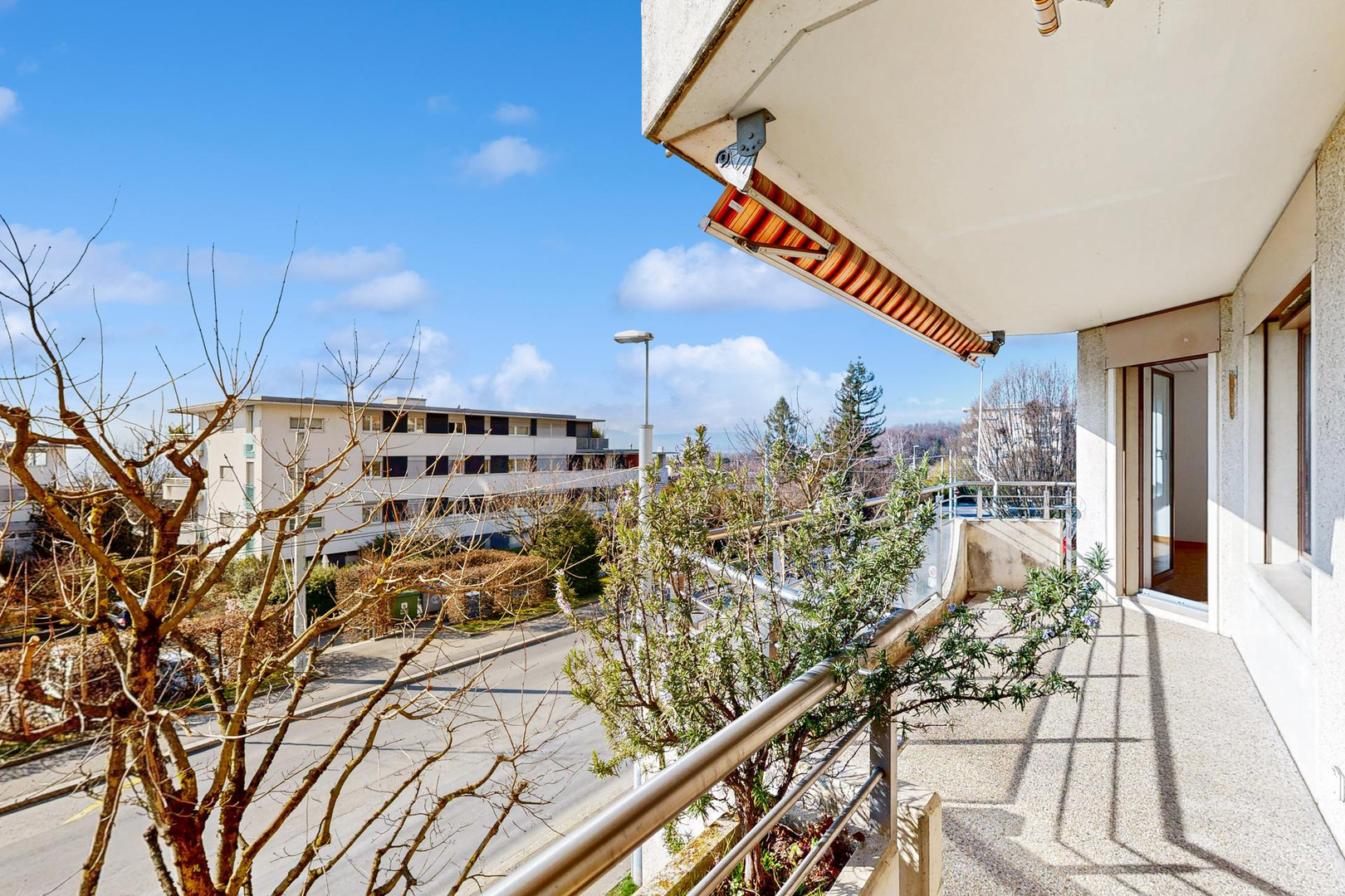 Balkon mit Straßen- und Nachbarschaftsblick