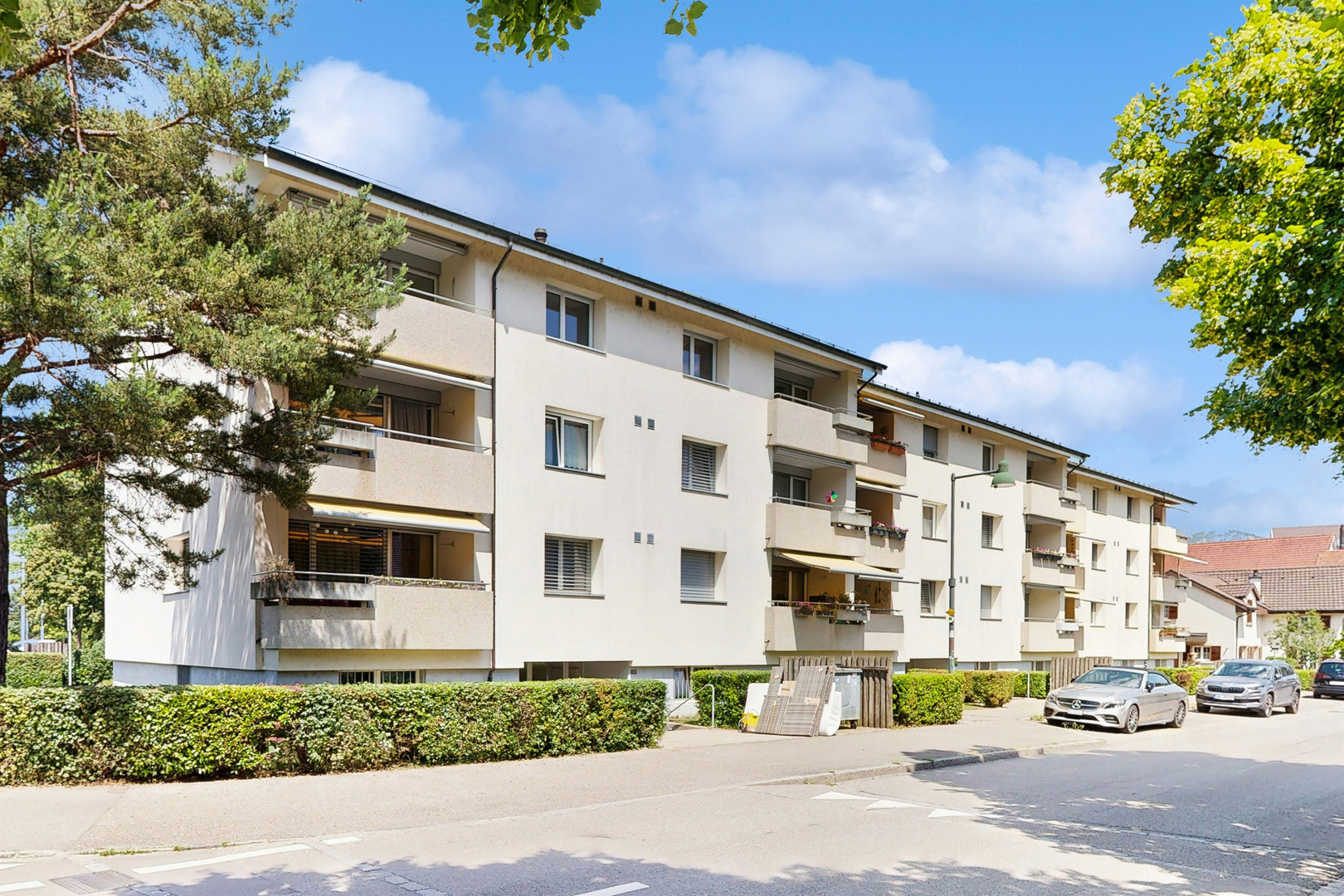 Mehrfamilienhaus mit Balkonen an einer ruhigen Straße