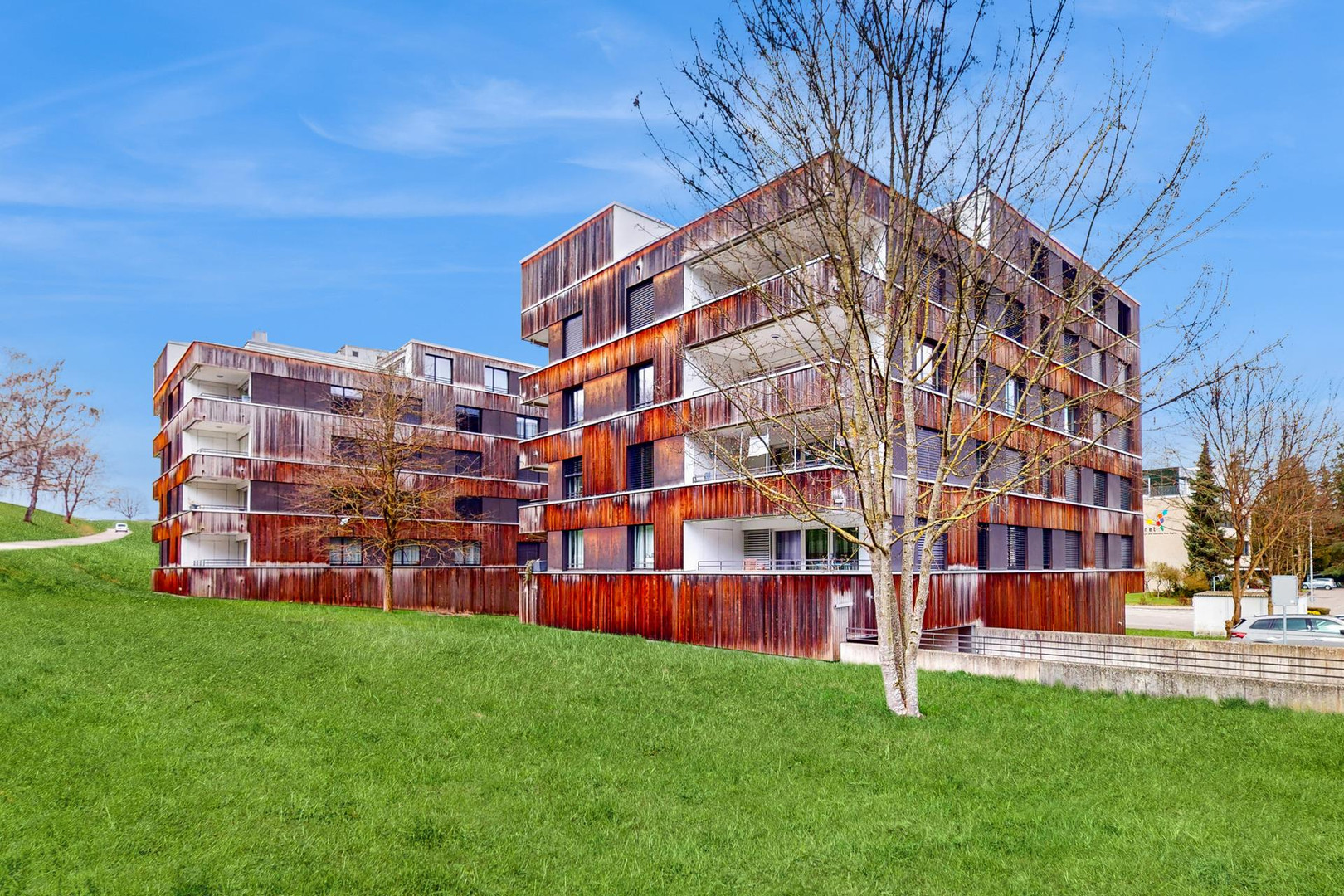 Moderne Wohnanlage mit Holzfassade