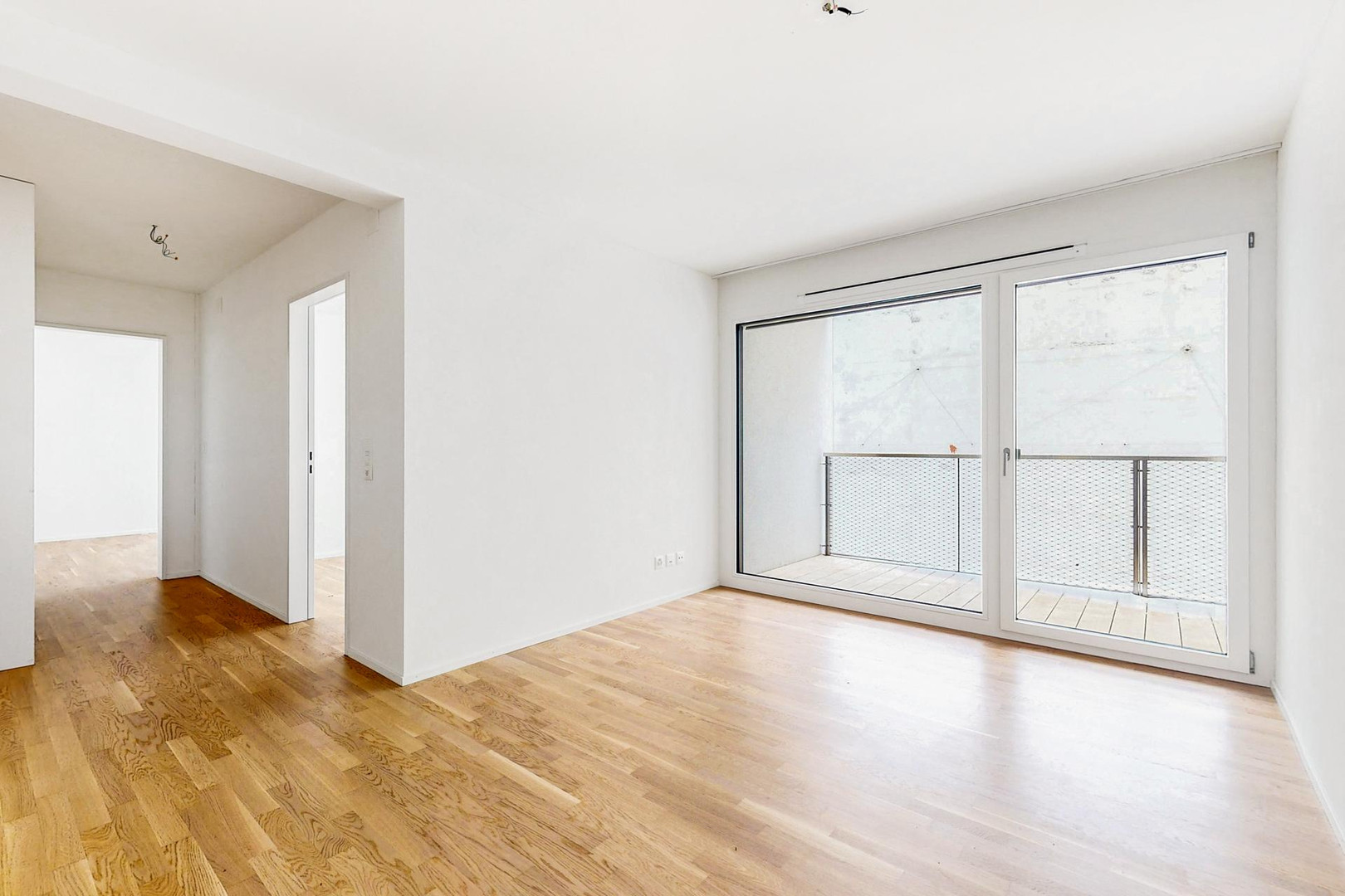 Heller leerer Wohnraum mit Balkon