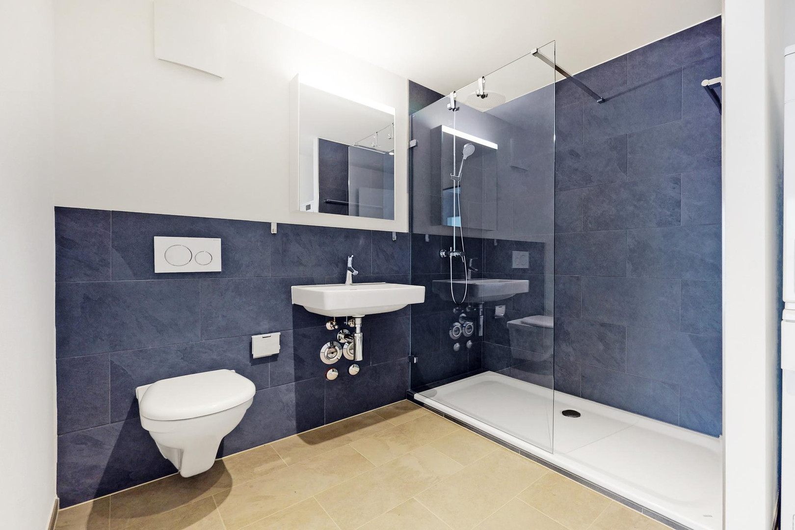 Modernes Badezimmer mit Walk-in-Dusche und Wand-WC