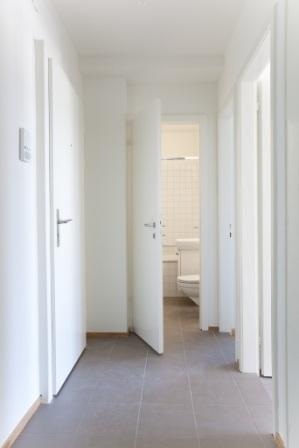 Heller Flur mit Blick ins Badezimmer