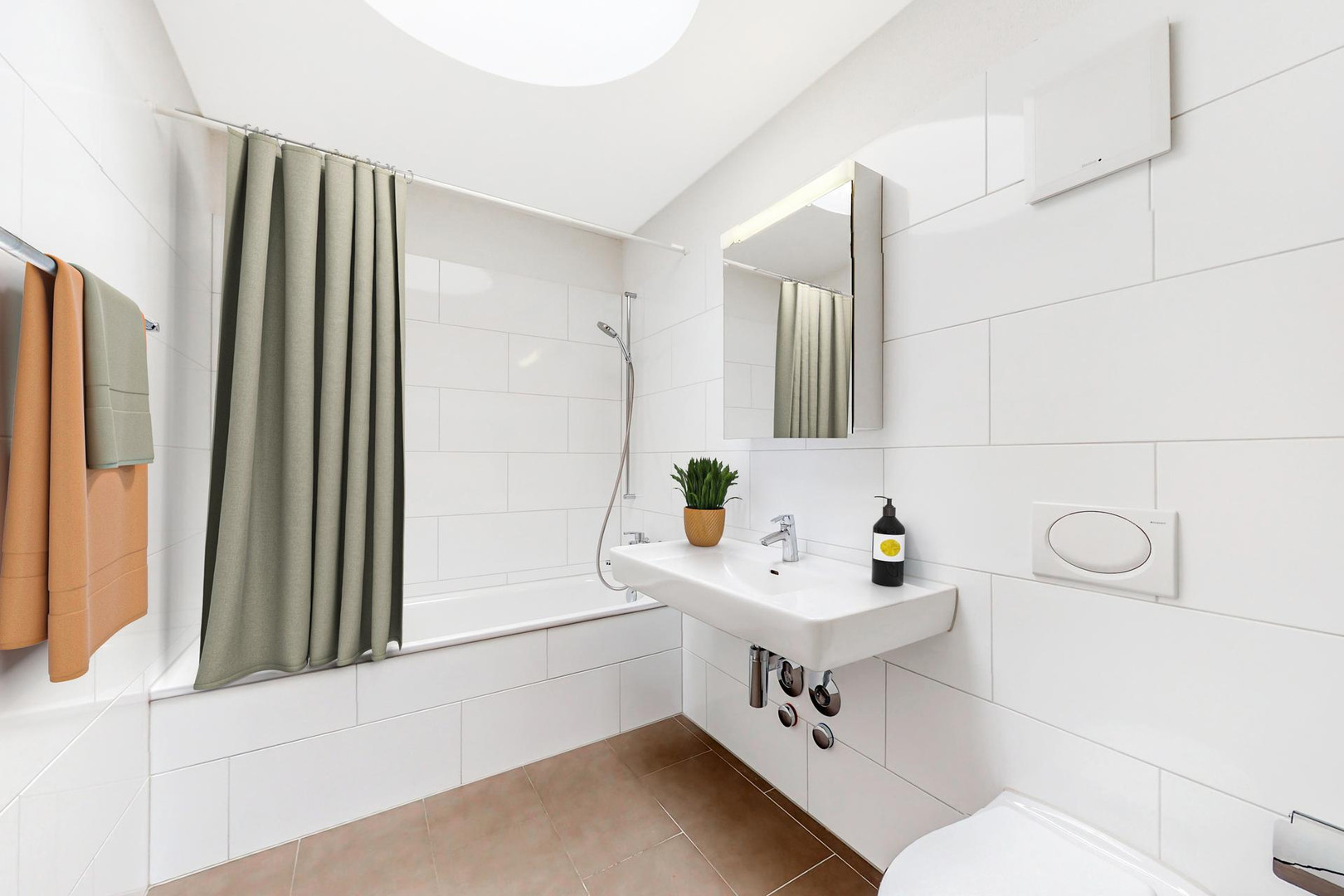 Helles Badezimmer mit Badewanne und Vorhang