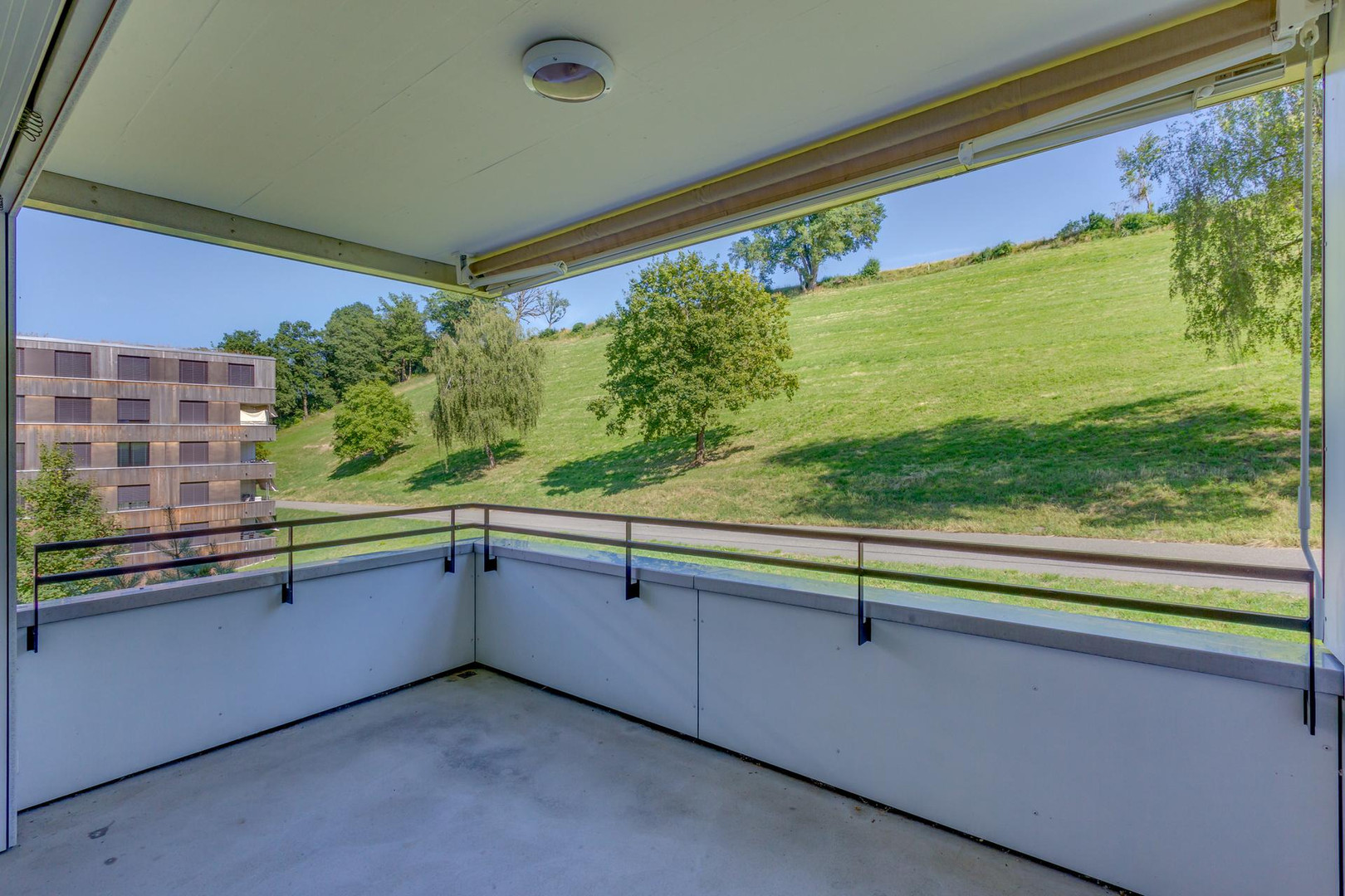 Überdachter Balkon mit Grünblick