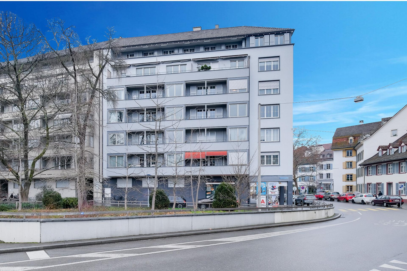Städtisches Mehrfamilienhaus mit Straßenansicht