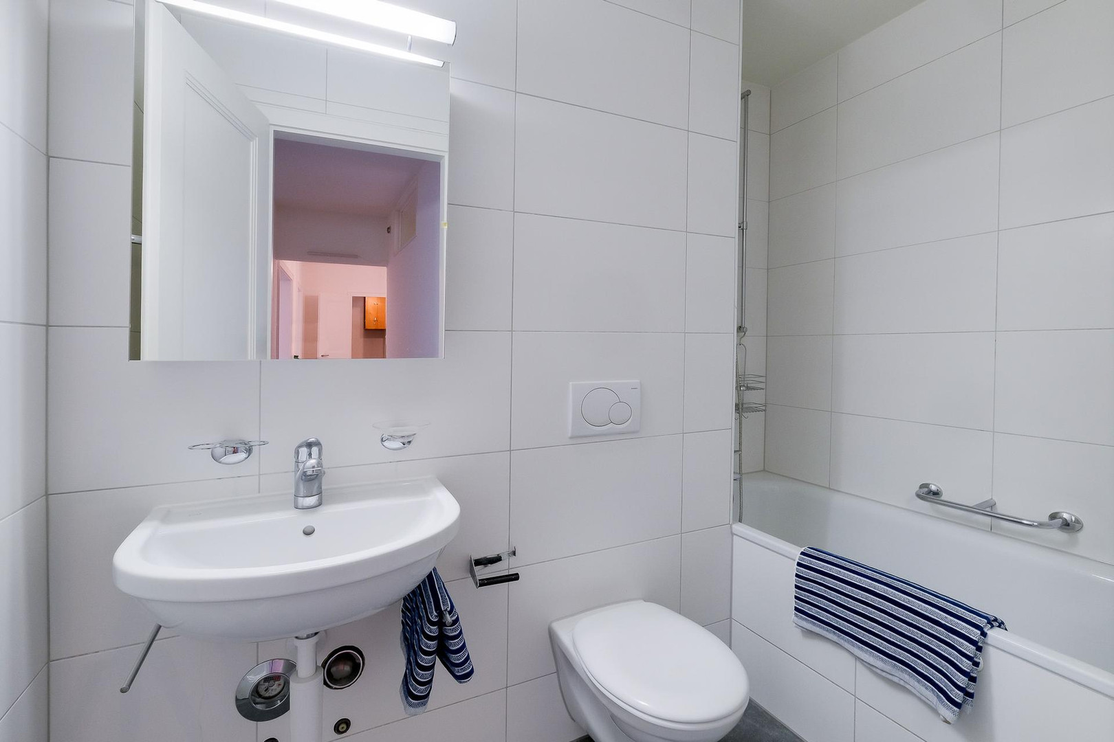Modernes Badezimmer mit Badewanne und WC