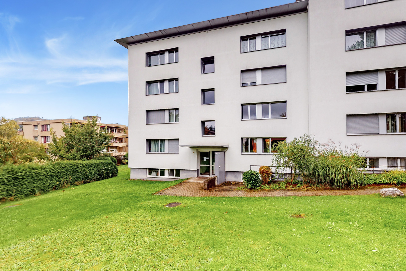 Wohnhaus mit begrüntem Außenbereich