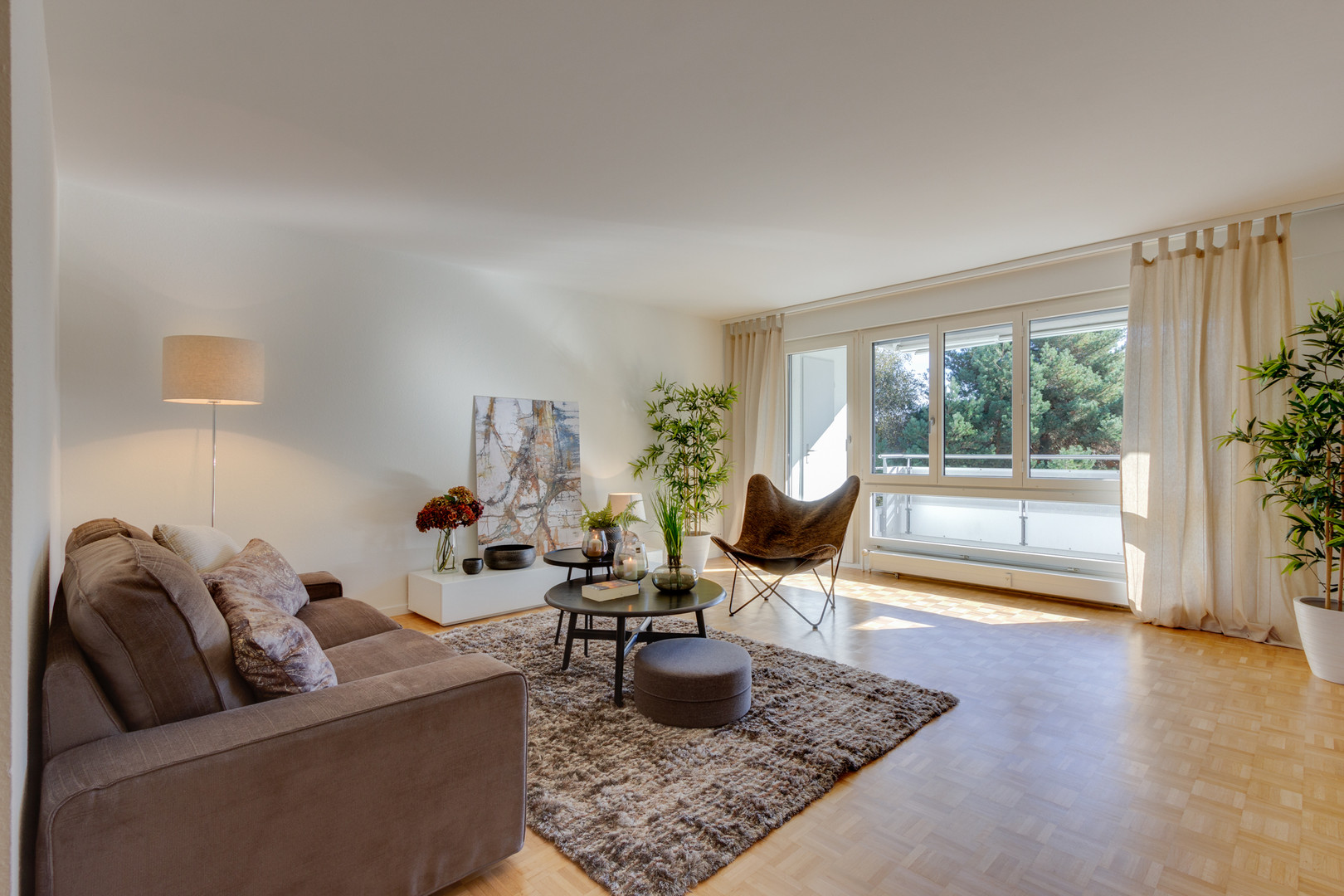 Helles Wohnzimmer mit Balkonblick