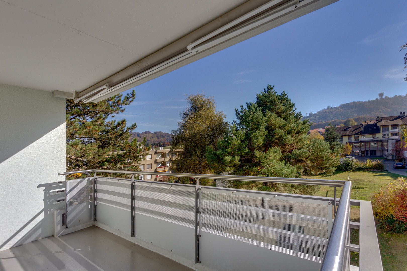 Balkon mit Berg- und Wohnumfeldblick
