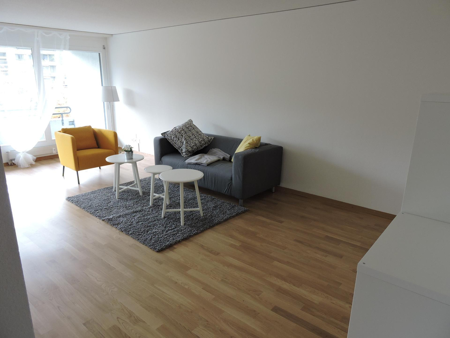 Helles Wohn- und Esszimmer mit Staging-Möbeln