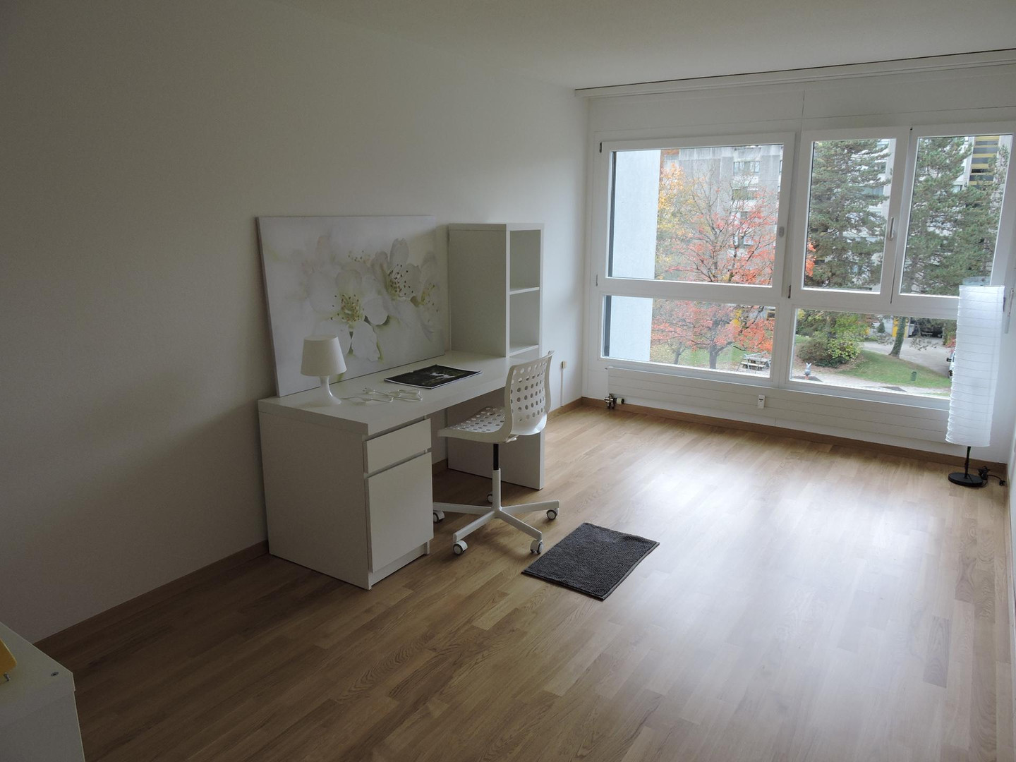 Heller Arbeitsraum mit großem Fenster