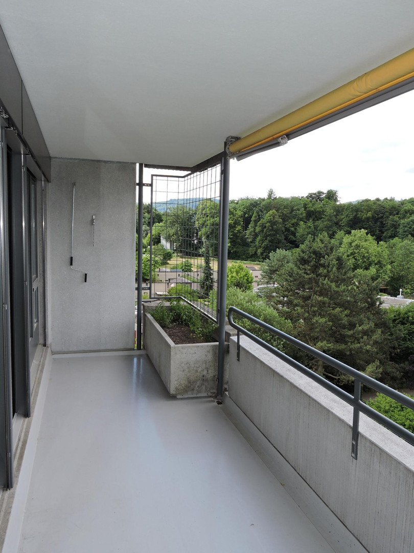 Überdachter Balkon mit Blick ins Grüne