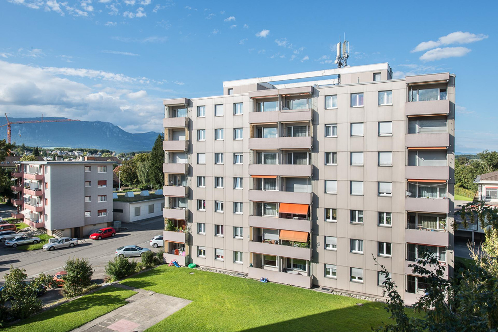 Mehrfamilienhaus mit Balkonen und Bergblick