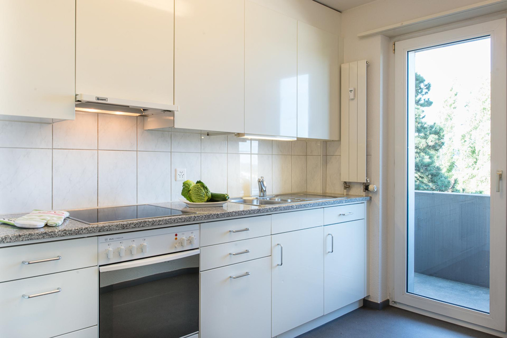 Helle, moderne Küche mit Balkonzugang