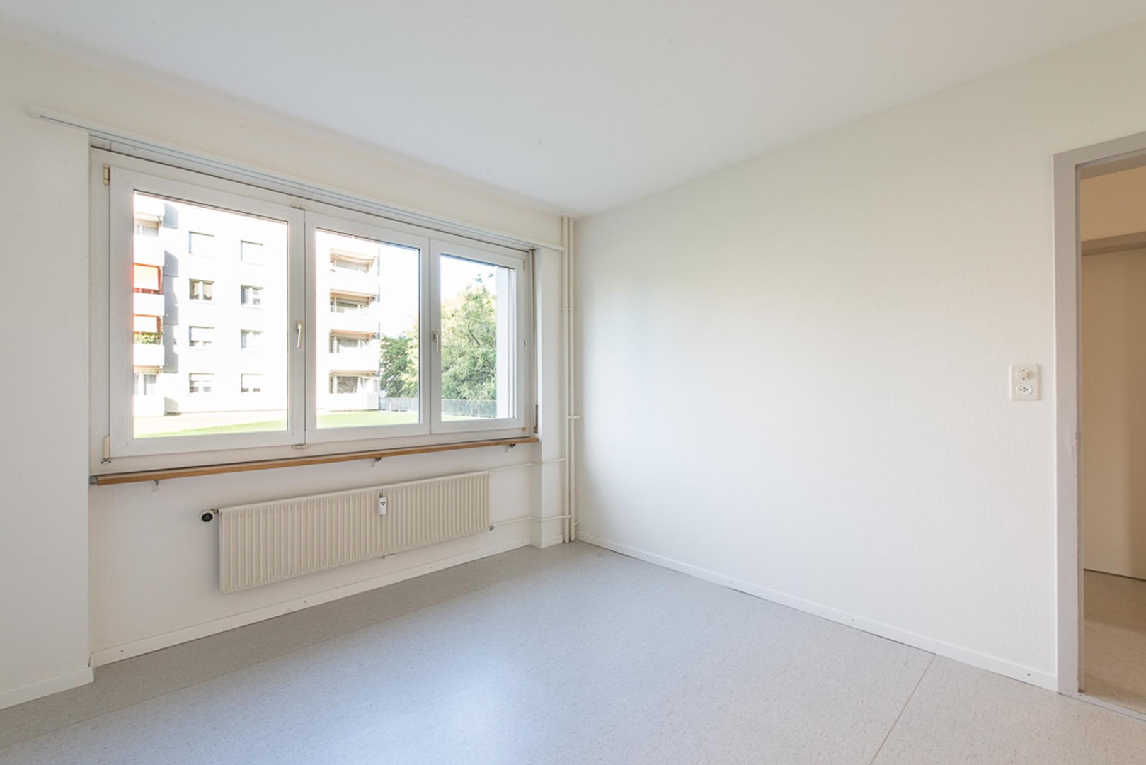 Heller leerer Raum mit großem Fenster