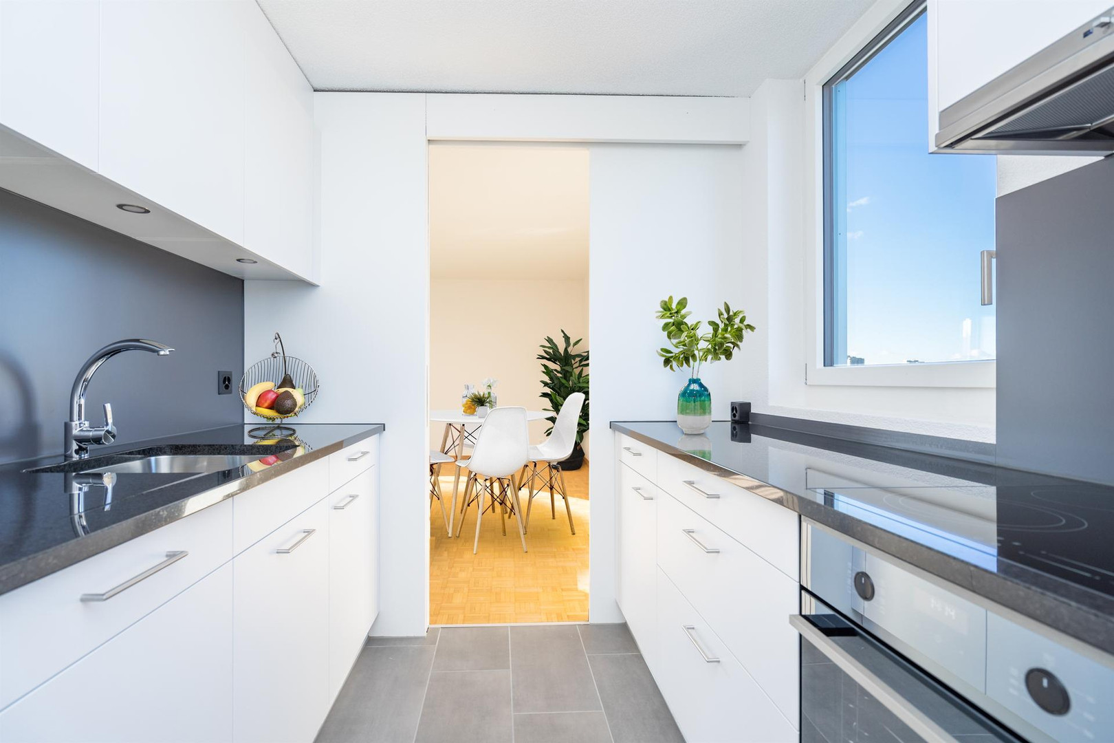 Moderne Küche mit Durchgang zum Essbereich