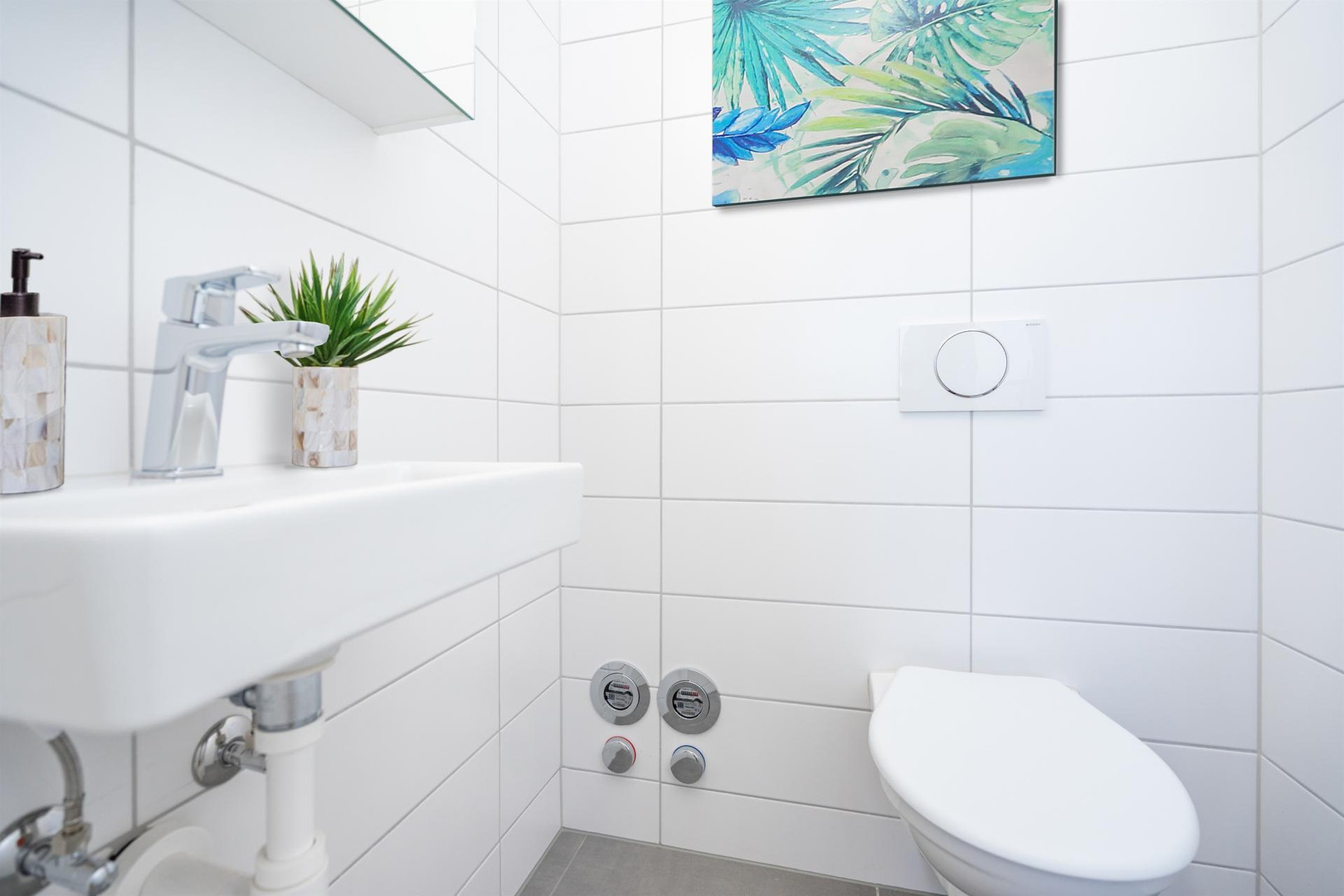 Modernes Gäste-WC mit weißer Wandverkleidung