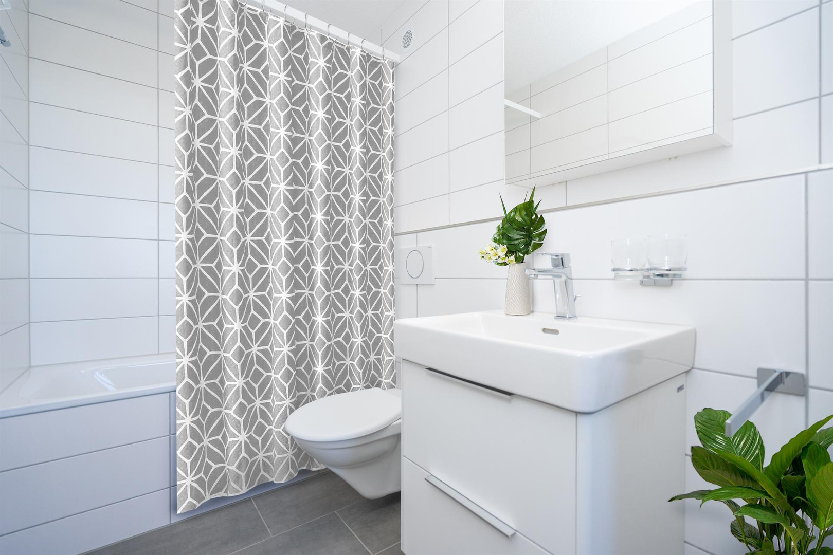 Modernes Badezimmer mit Dusche, WC und Waschtisch