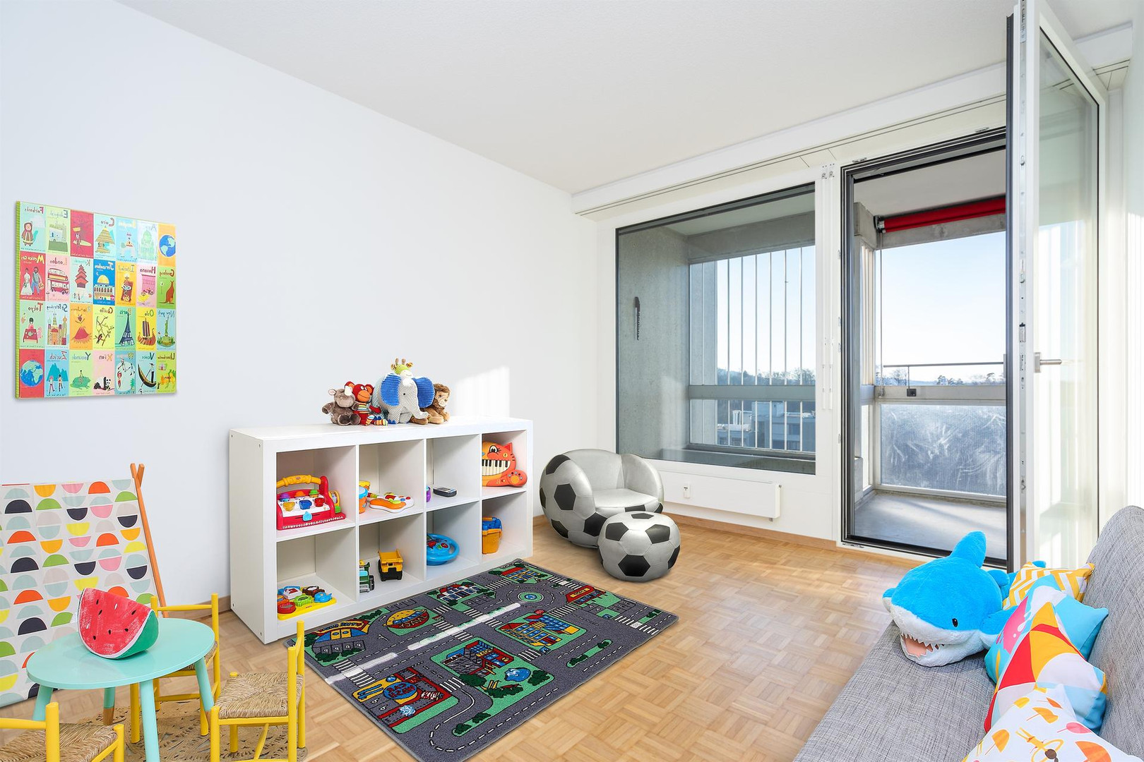Helles Kinderzimmer mit Balkonzugang