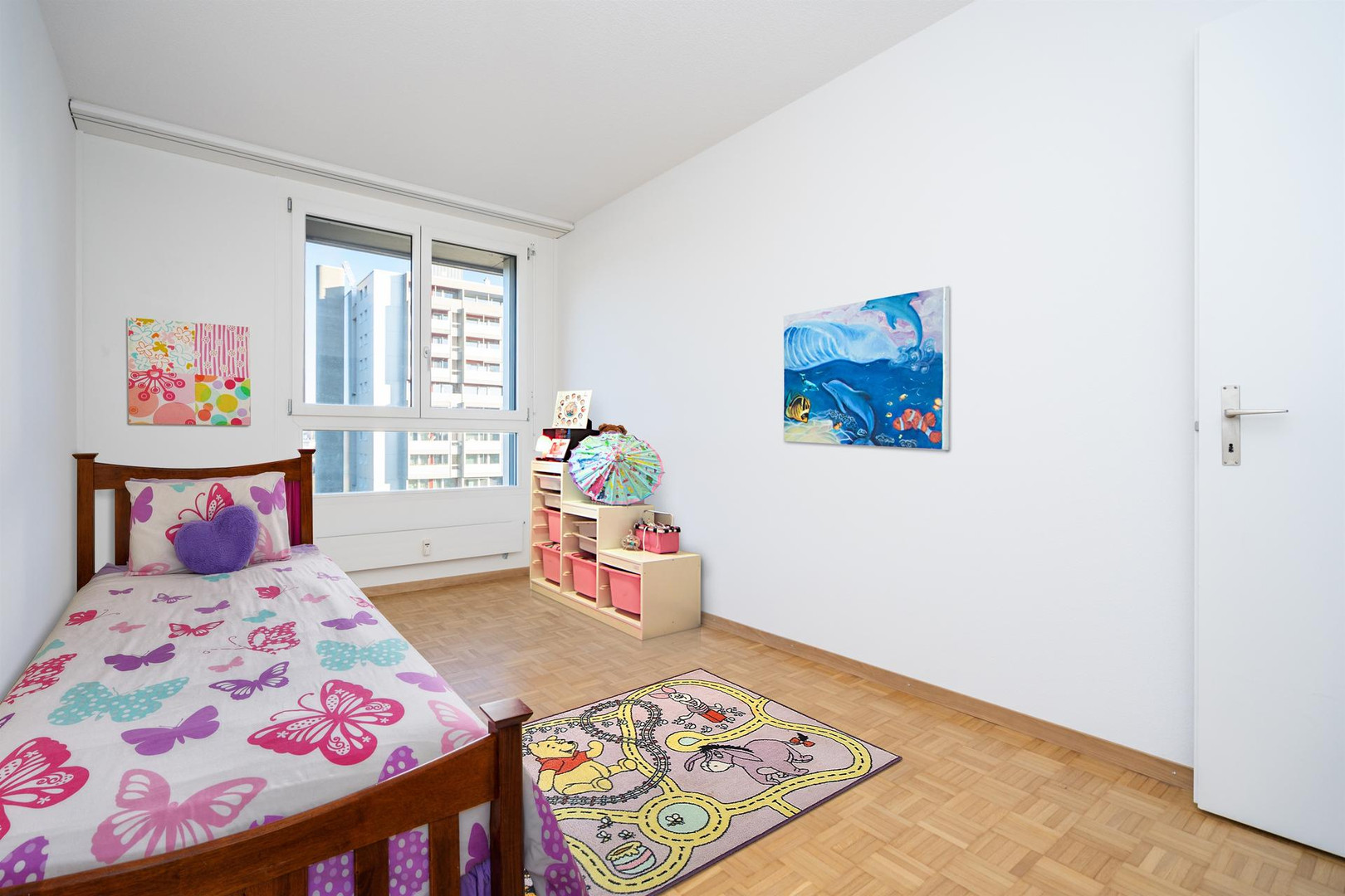 Kinderzimmer mit Einzelbett und Spielbereich