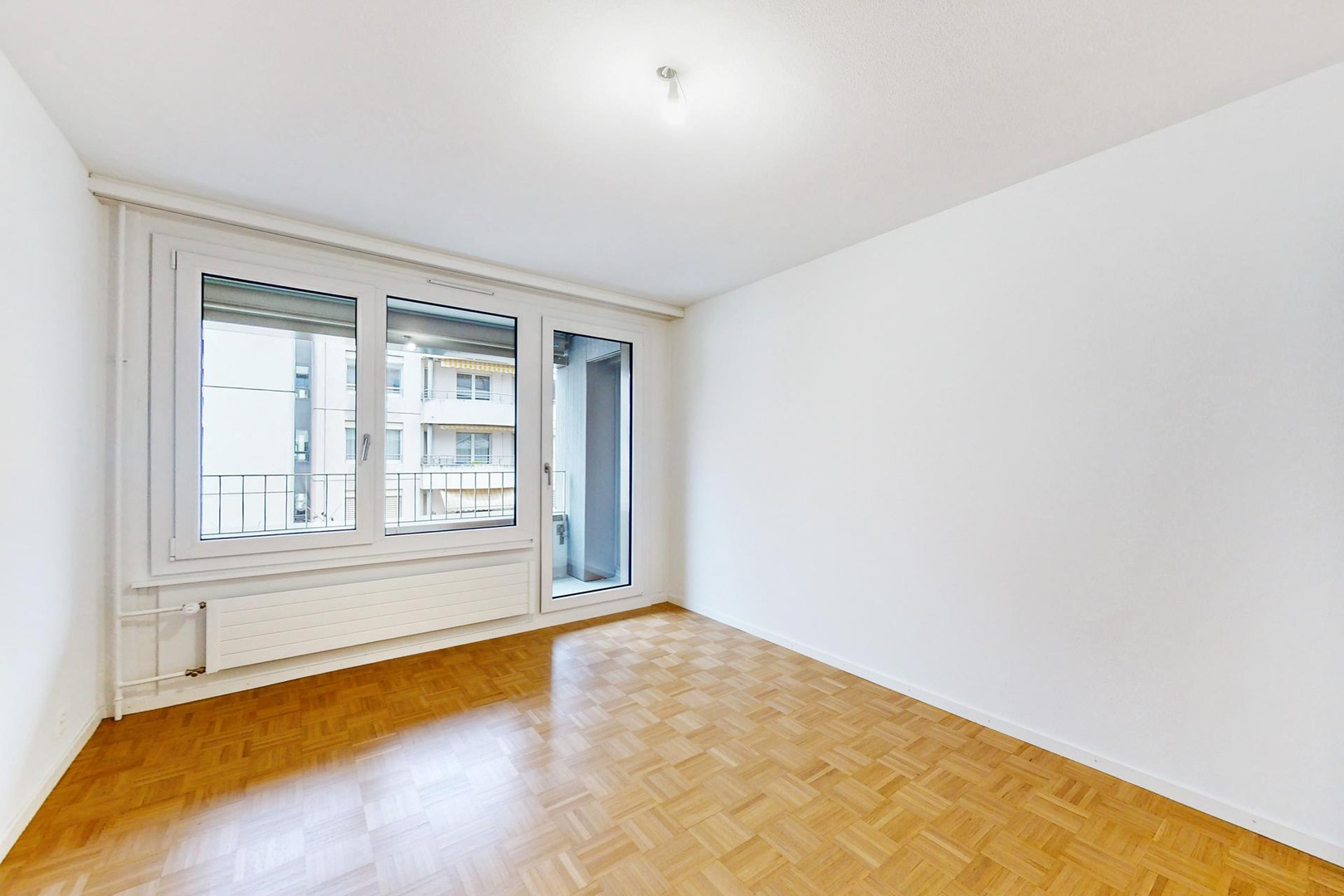 Heller leerer Wohnraum mit Balkon