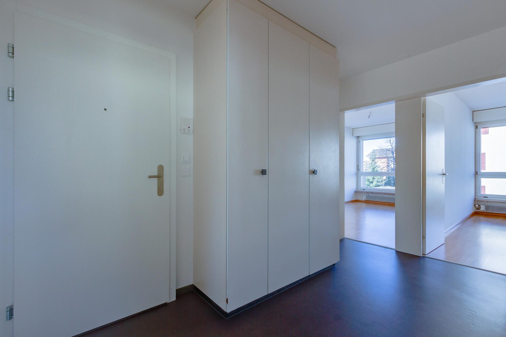 Heller Eingangsbereich mit Garderobenschrank