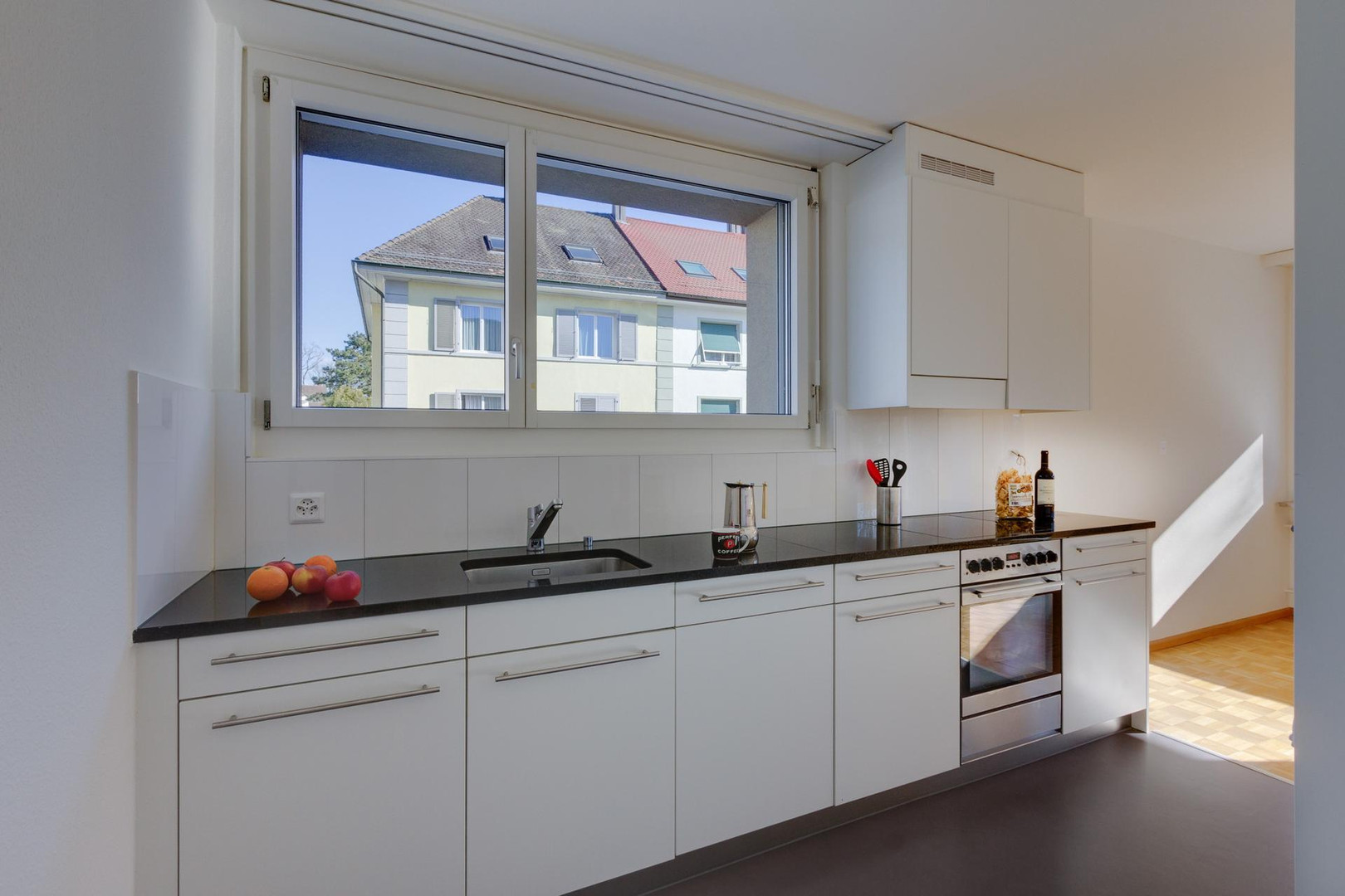 Helle moderne Küche mit Blick ins Freie