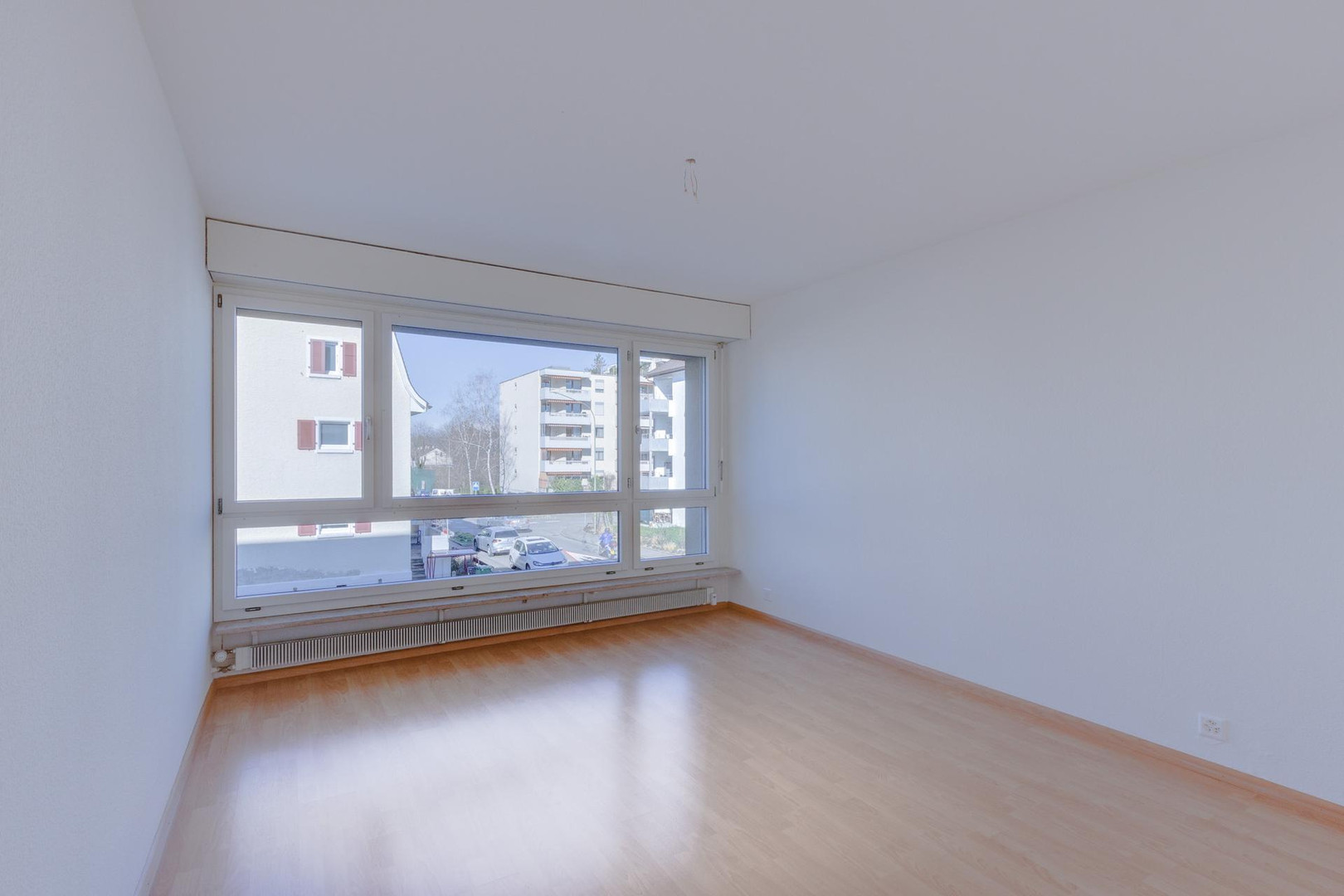 Helles leeres Zimmer mit großem Fenster