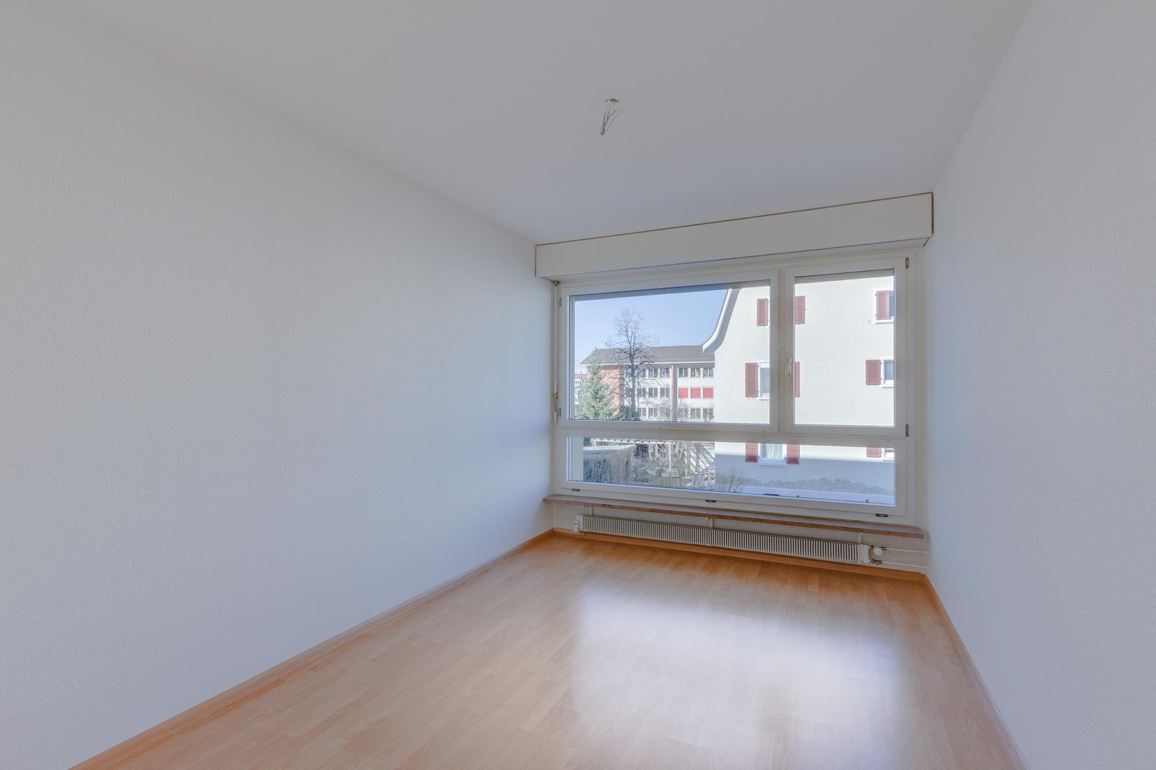 Leerer heller Raum mit großem Fenster